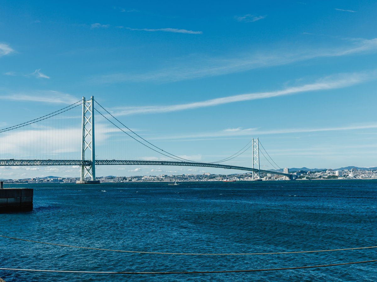 明石海峡大橋（ホテルから車で14分）：神戸市と淡路市とを結ぶ全長3,911 mの吊橋です