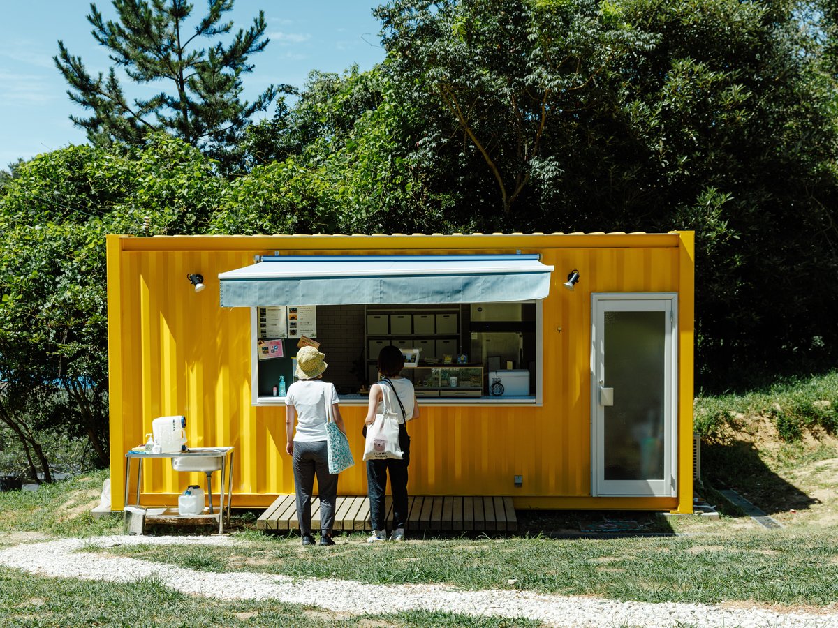 ブルーベリーヒル淡路（ホテルから車で13分）：ブルーベリー狩りを楽しめます。カフェ営業もあります