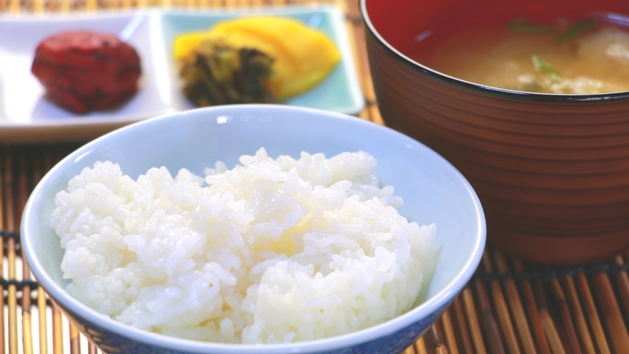 【朝食】ふっくら炊き立てのご飯は、自家栽培のお米を使用