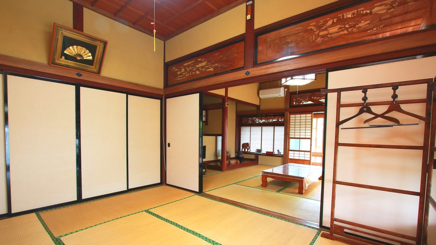 【客室】広々とした2間の和室です。隣には広々キッチンが併設されています。