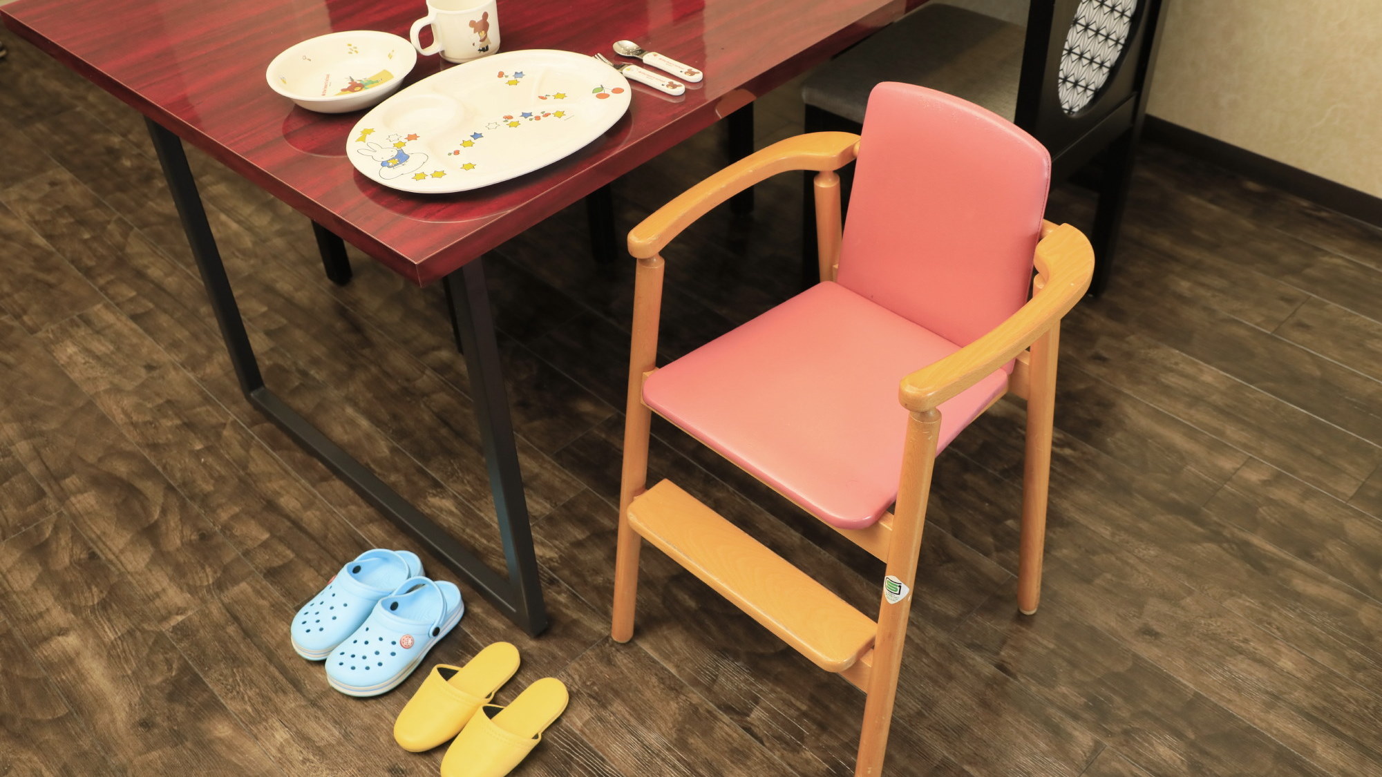 【客室備品】お子様用の食器・椅子・スリッパのご用意がございます。