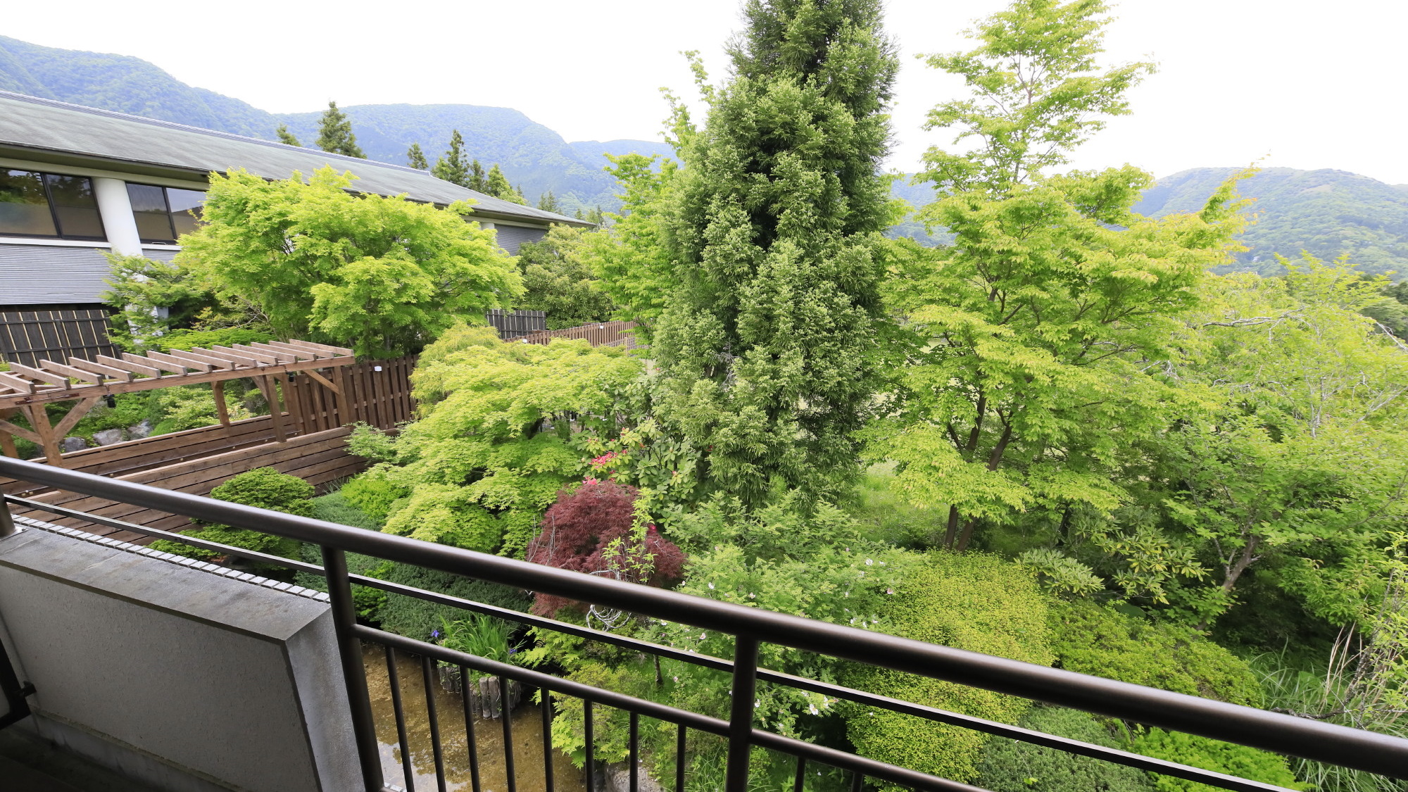 【Bdタイプ一例】お部屋からは箱根の景色を眺めることができます。※客室により異なります