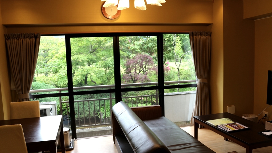 【Sdタイプ一例】客室からの緑の景色に囲まれながら、ゆったりとお寛ぎください。