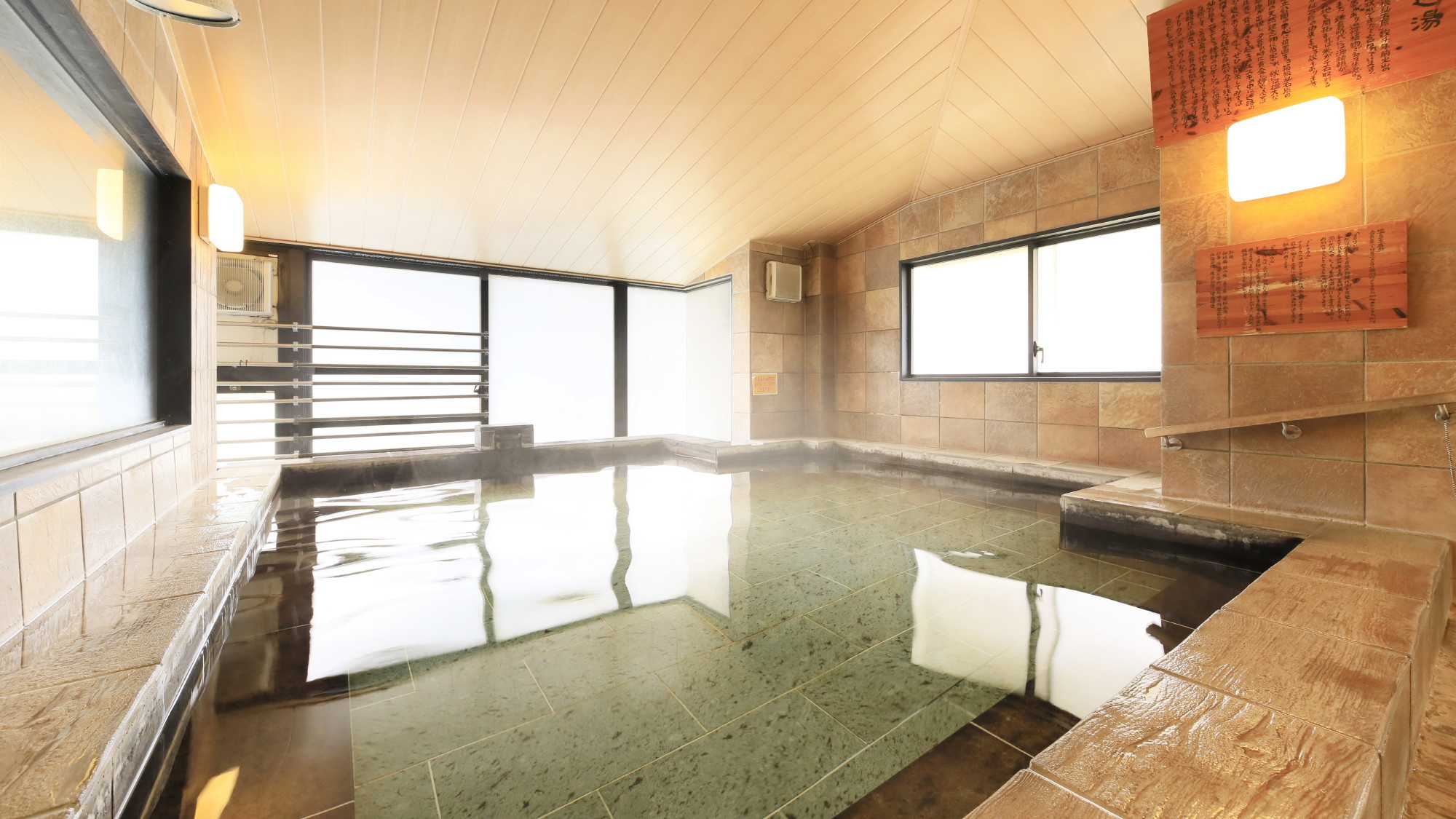 【大浴場】新姥子温泉は、神経痛や筋肉痛などへの効能を持つ無色透明の温泉です。