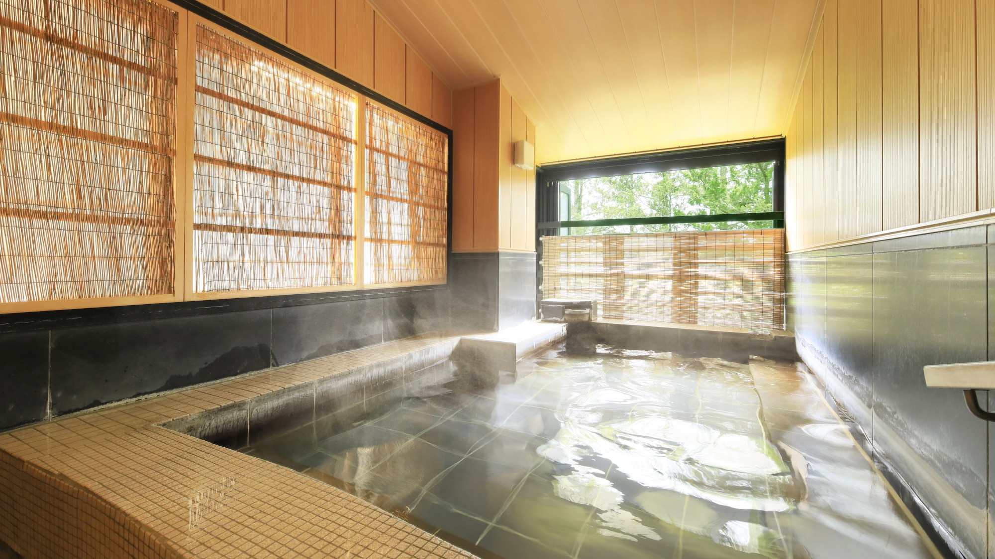 【大浴場】半外風呂では箱根の自然をより感じられます。
