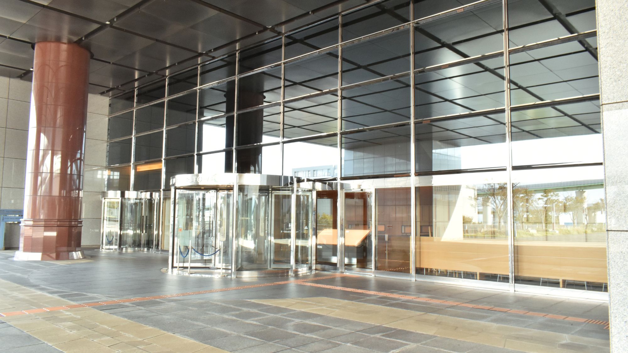 2階　鉄道連絡口（建物西側出入口）