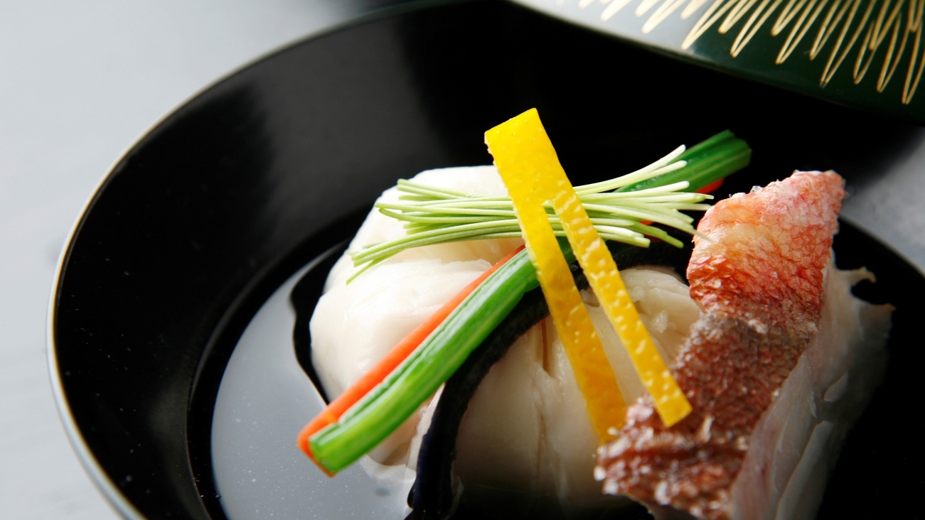 【翠巌本館】＜夕食は別施設「定山渓第一寶亭留 翠山亭」にて＞旬の翠山御膳（夕食10，000円コース）