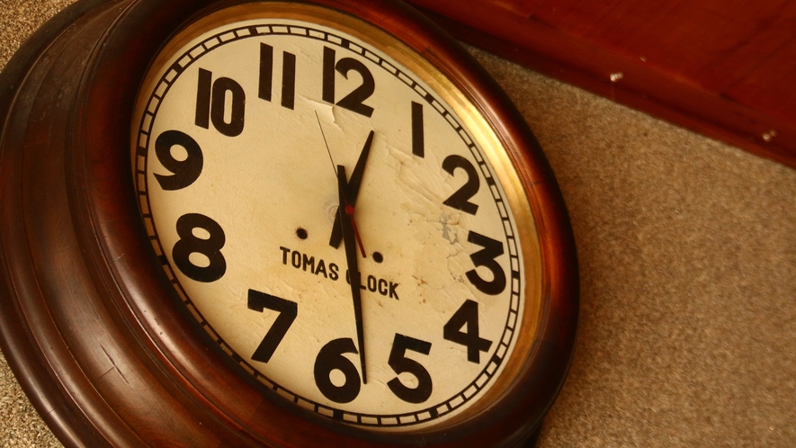 【イメージ】　長くの時を刻み続けた時計