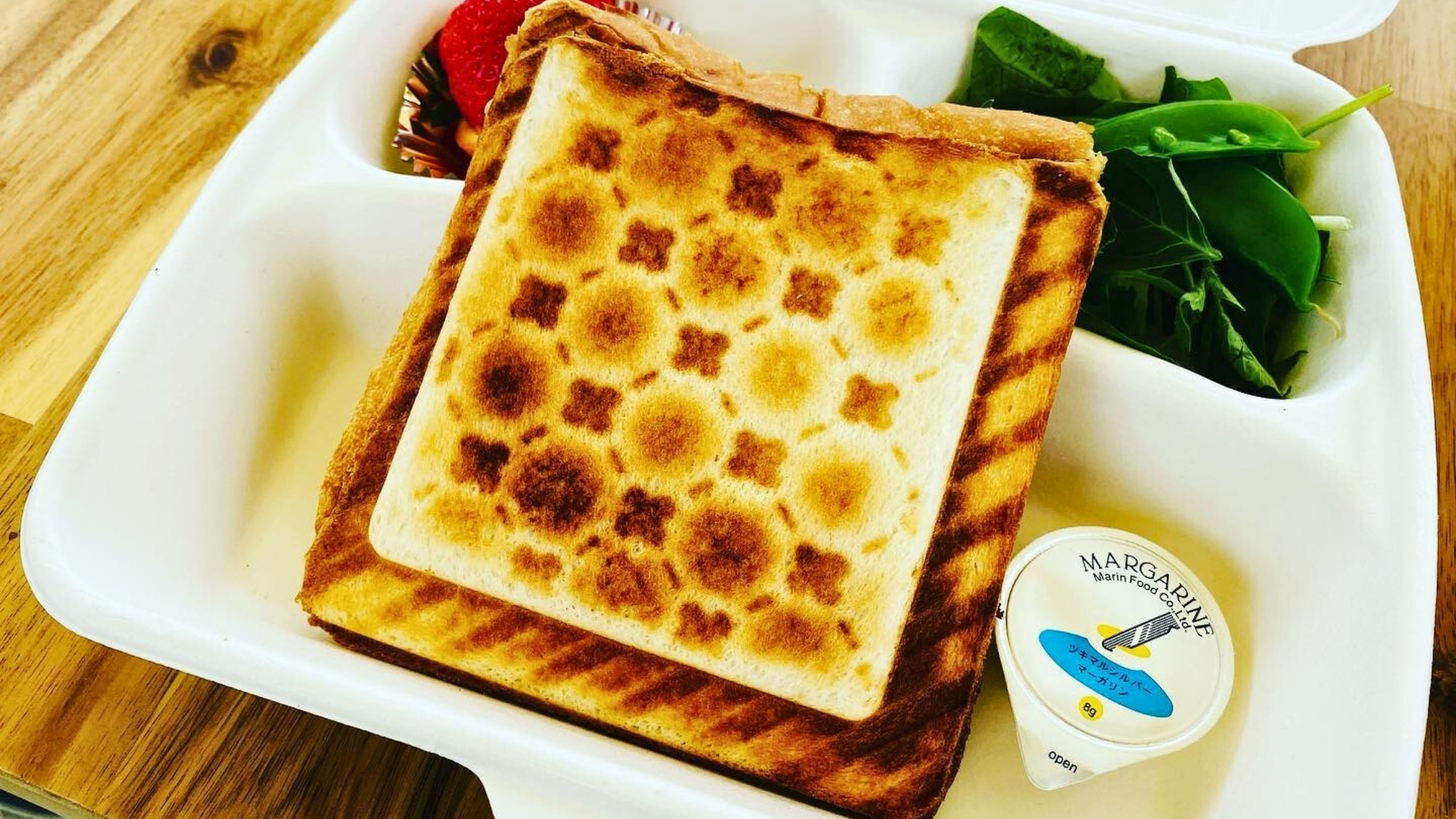 朝食 洋食イメージ 地元の食パンで作られた ホットサンド