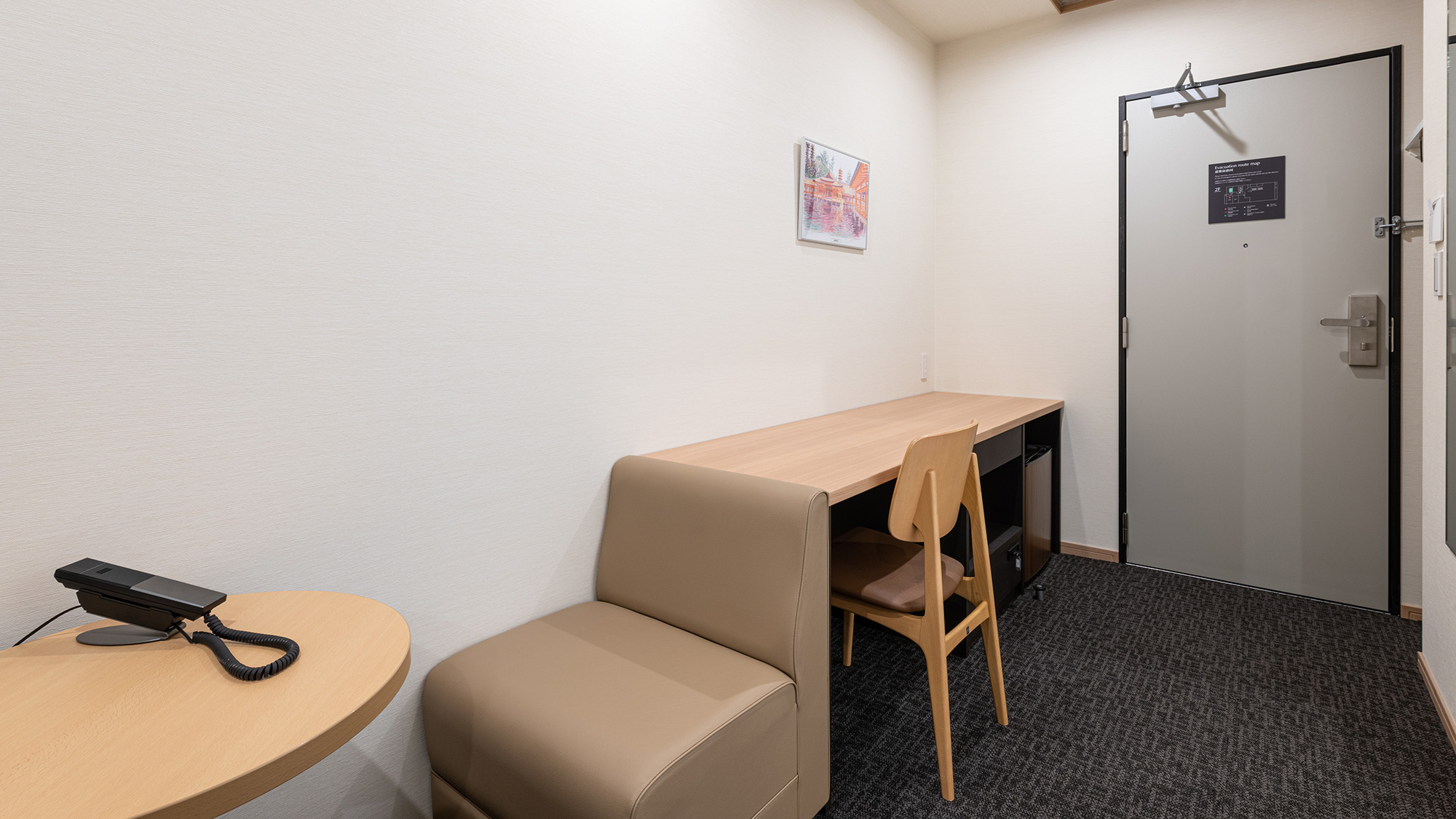 室内　デスクとテーブル