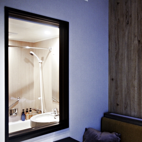 <バスルーム＞客室との一体感が心地いい、明るいバスルーム