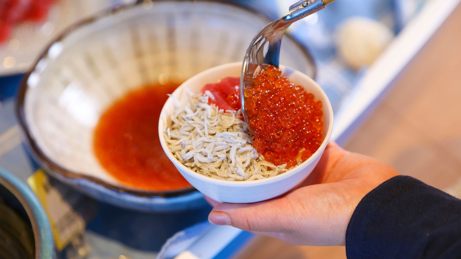 人気のいくらシラスかけ放題の海鮮丼コーナー