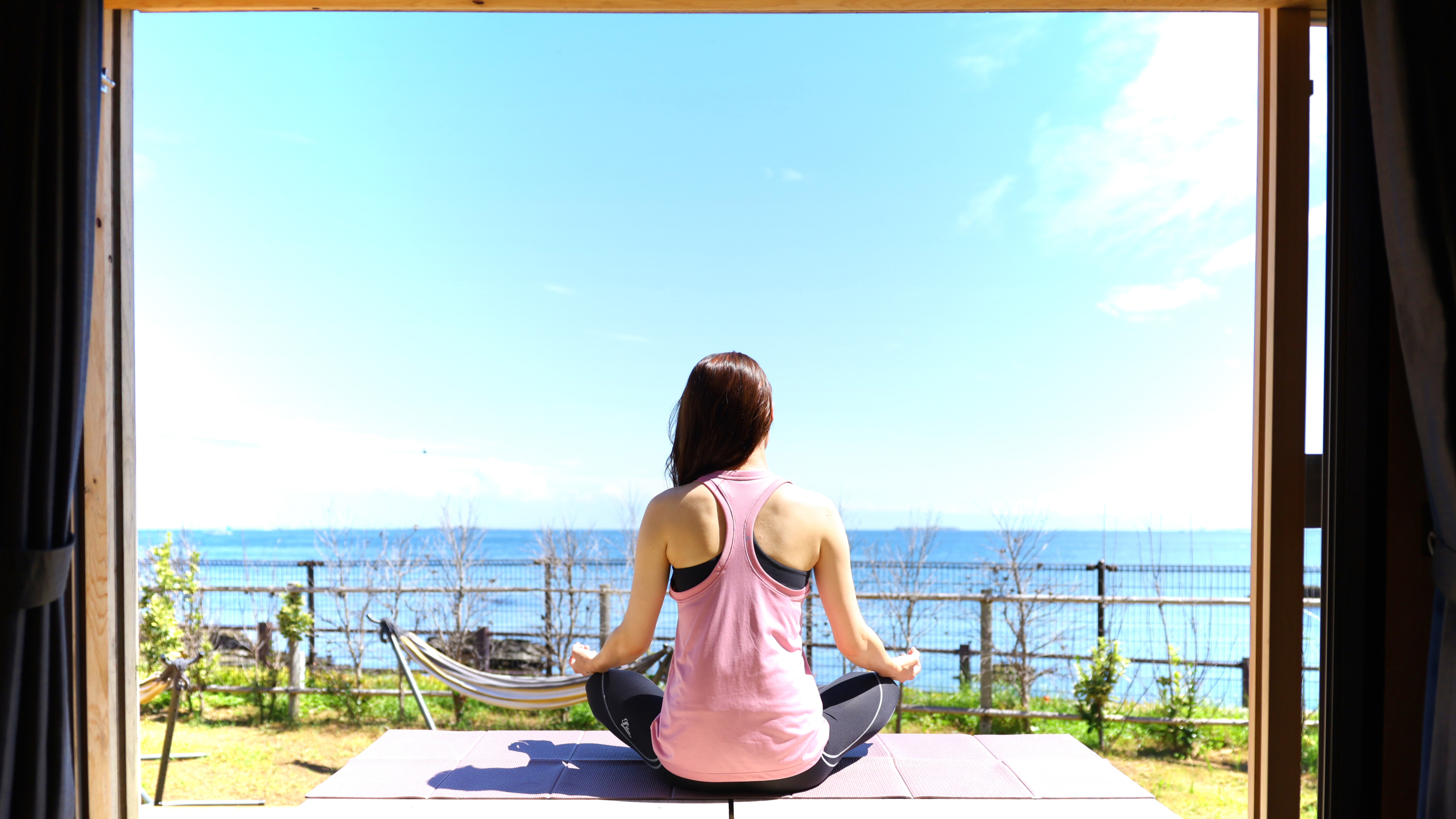 朝日を浴びながら、波音を聞きながら、自分を整える時間・・・。