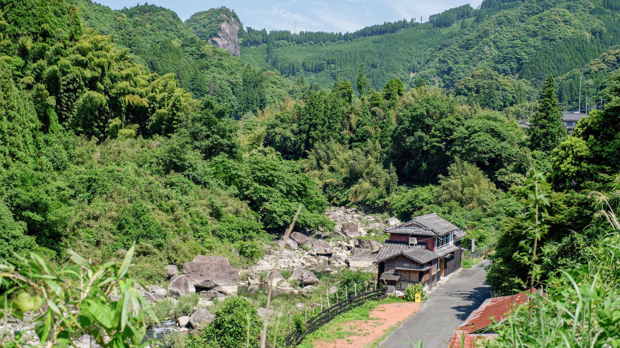 ・【外観】自然豊かな山間に佇む当施設でお客様のお越しをお待ちしております。