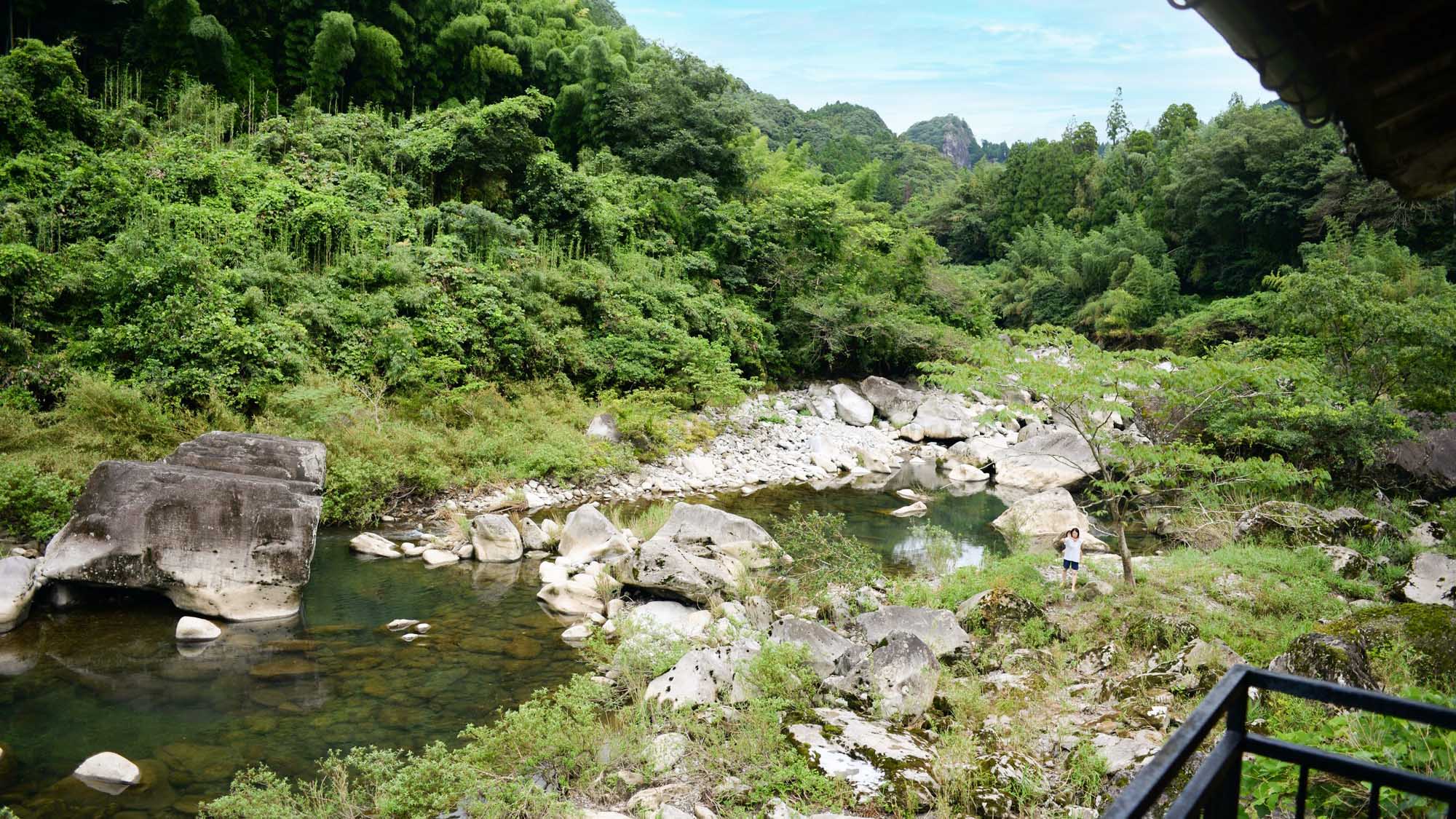 ・【川】山間を縫うように流れる川の音は聞く人に心地よい安らぎを与えてくれます。