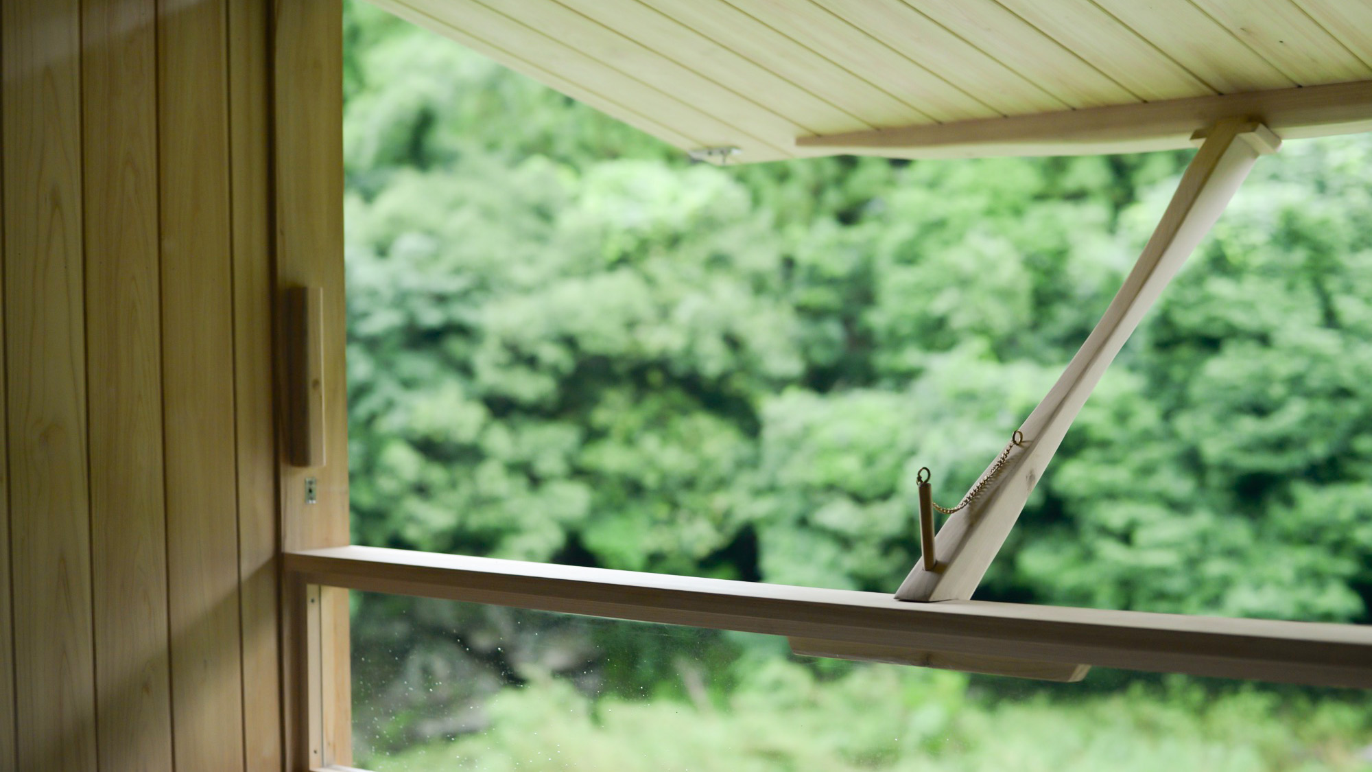 ・【お部屋】窓を開ければ山からの爽やかな風が川のせせらぎとともに部屋を通り抜けます。