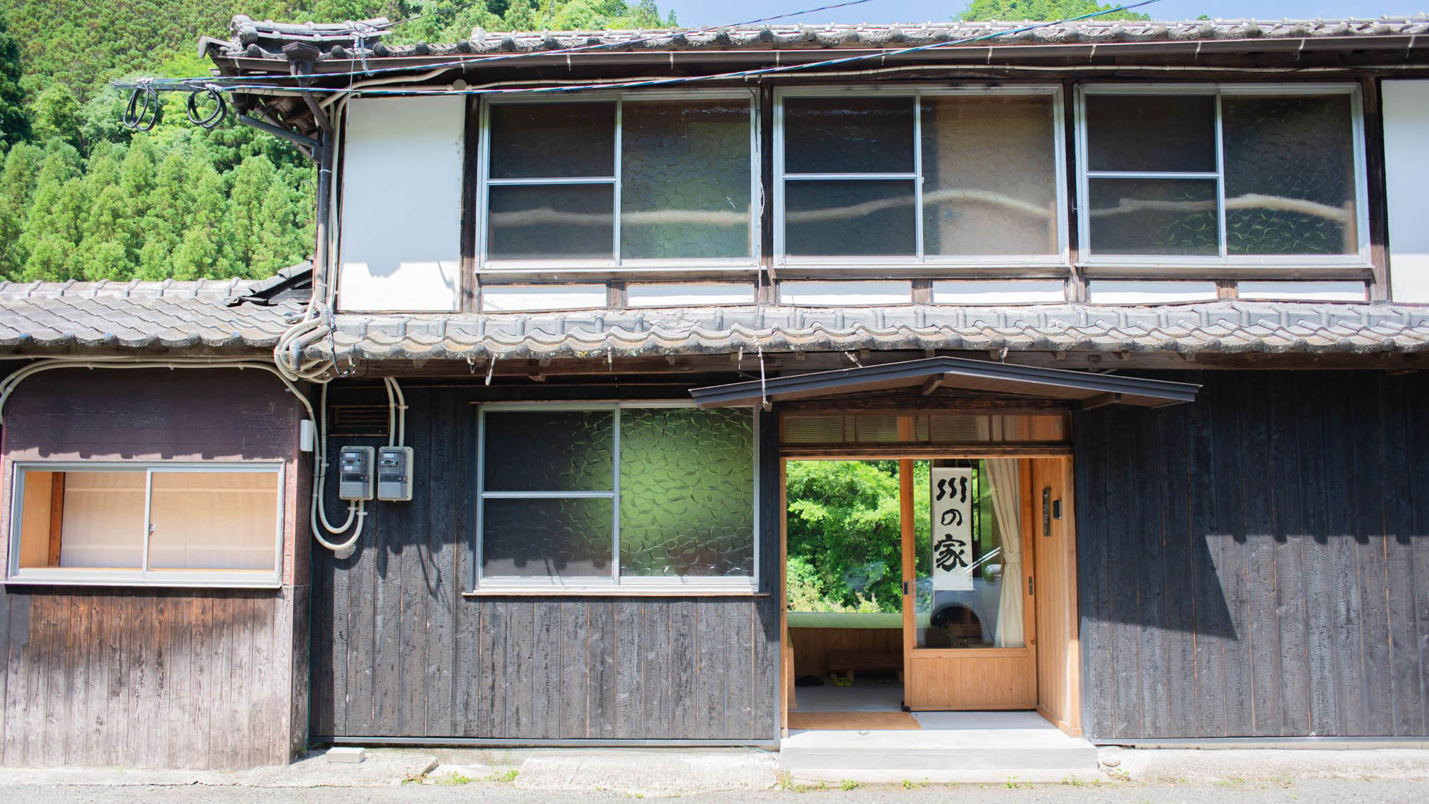 ・【外観】田舎のおばあちゃんの家のような瓦屋根を備えたどこか懐かしい家屋です。