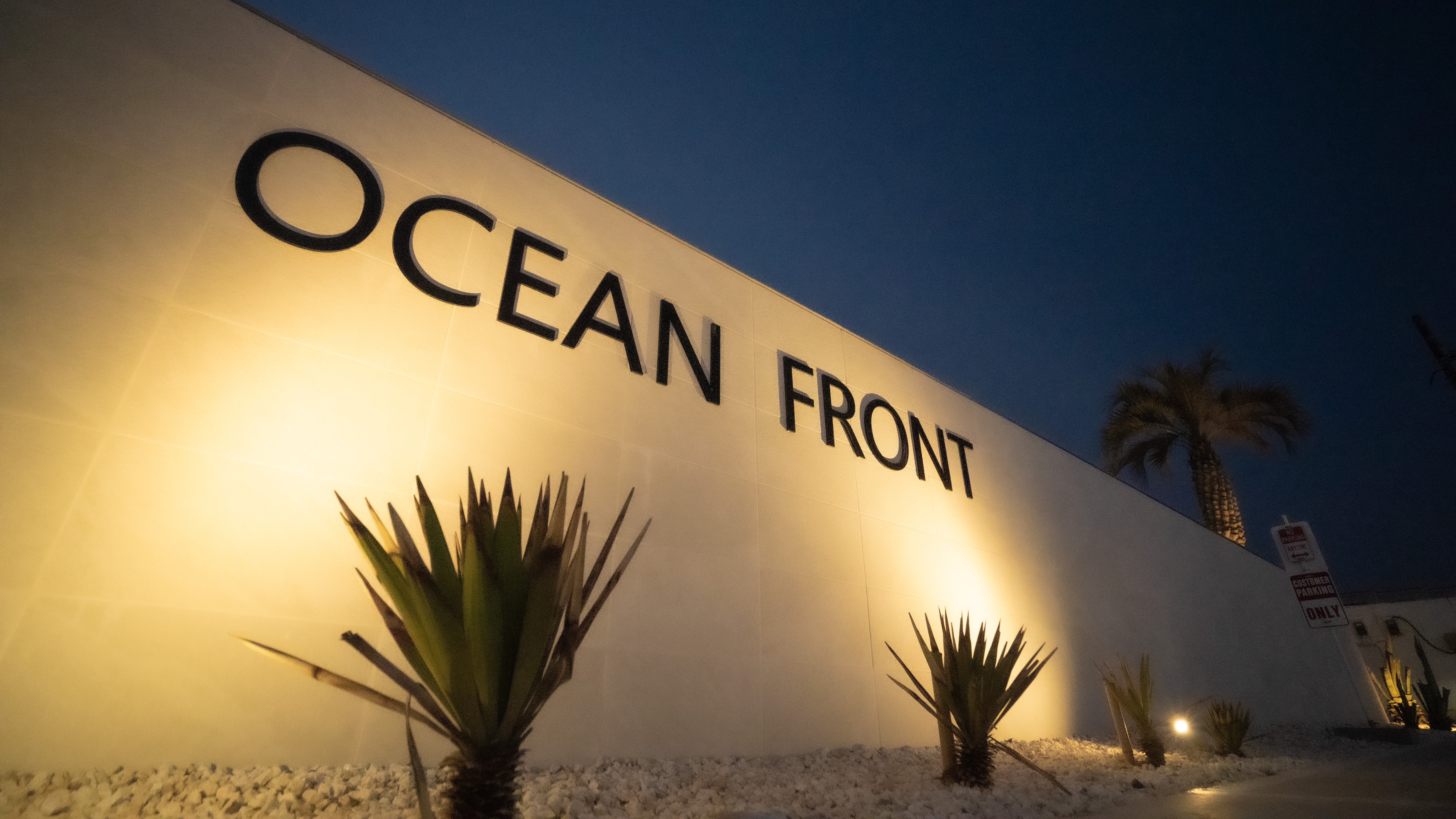 外観／夏期には海に飛び込んで遊ぶこともできます