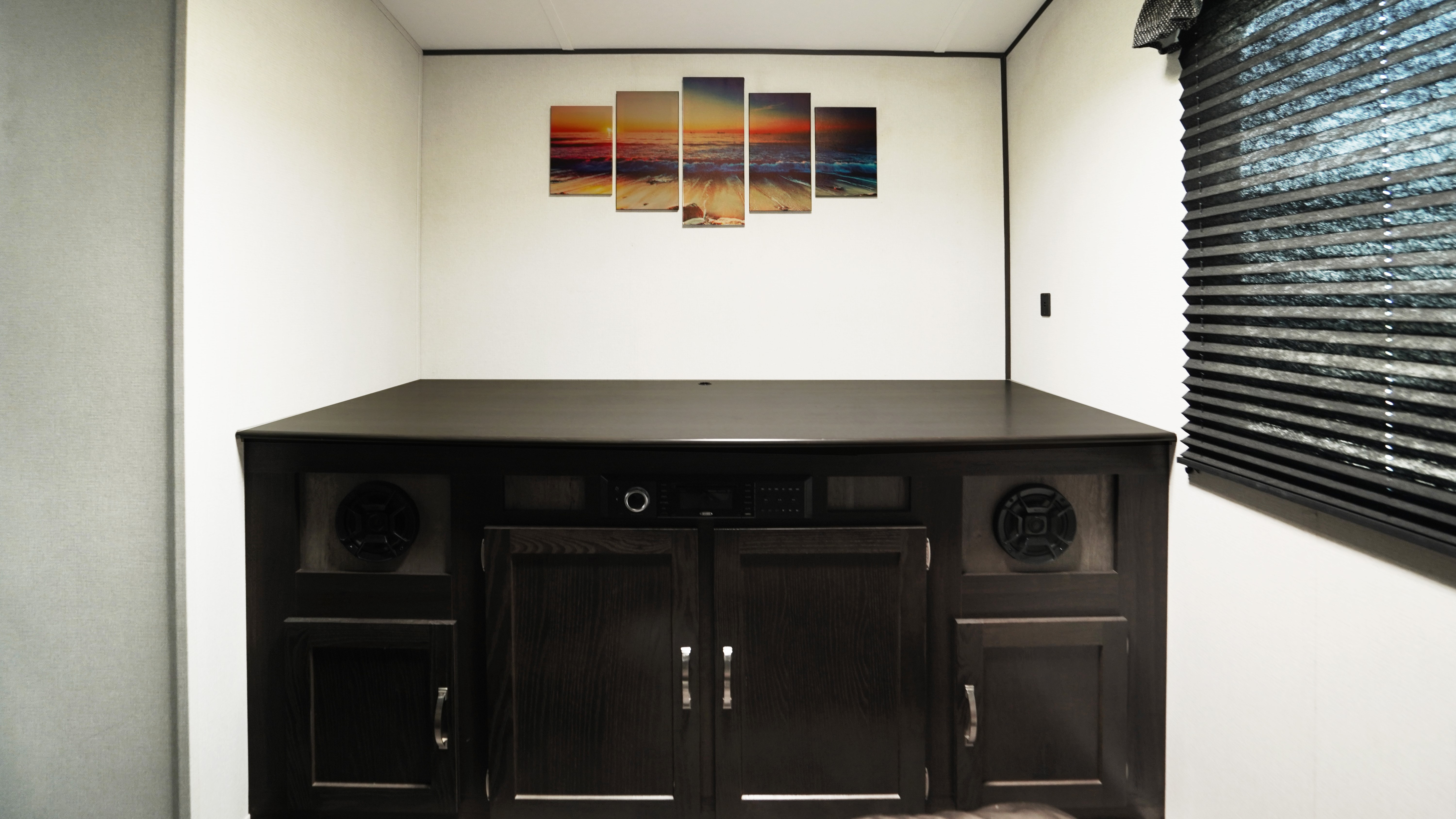 【TRAILER-A】ジャグジー付ヴィラ／2023年北条海岸沿いにグランピング施設が誕生（棟一例）