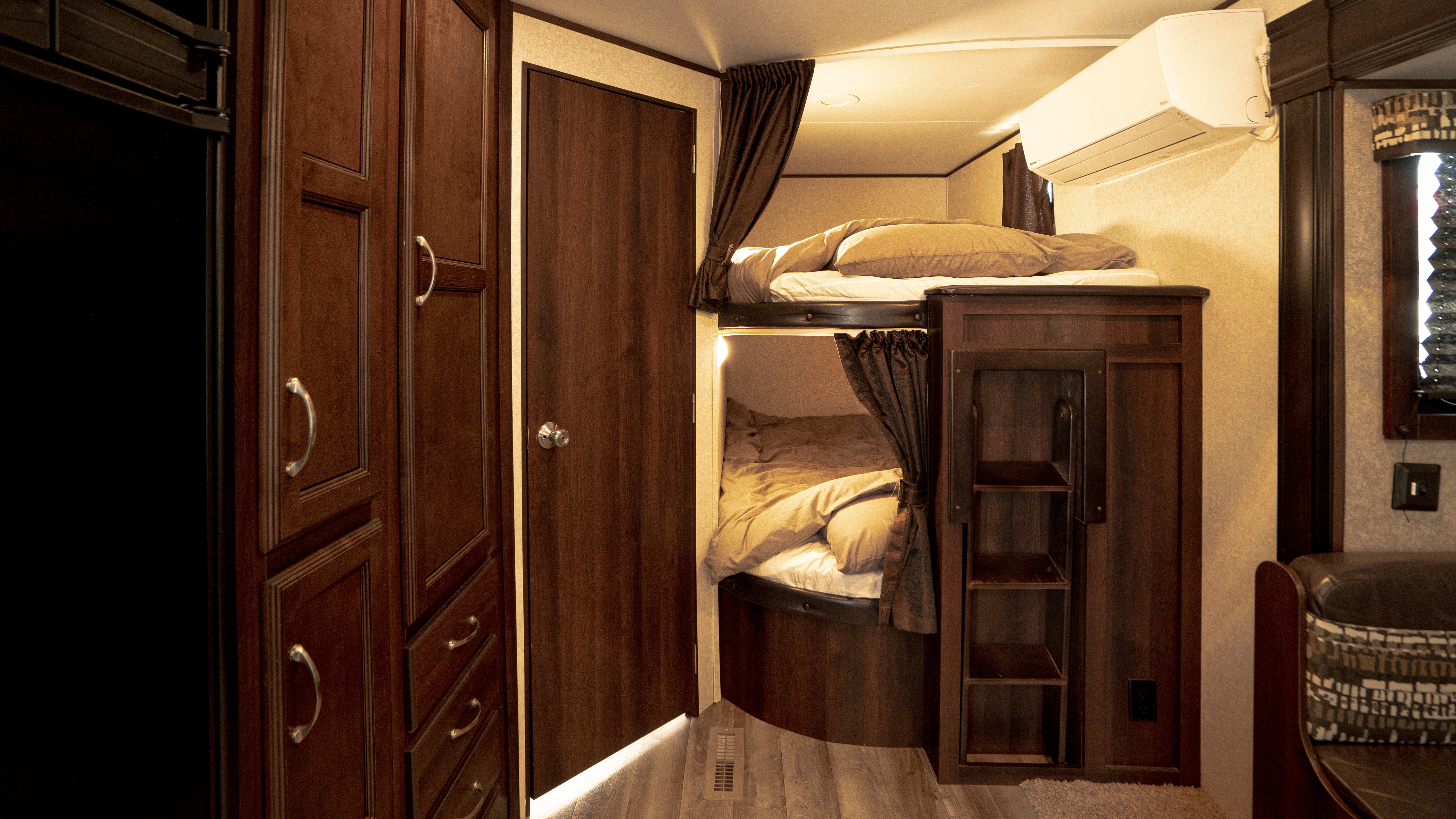 【TRAILER-B】スタンダードヴィラ／2段ベッドとダブルベッドをご利用いただけます（棟一例）