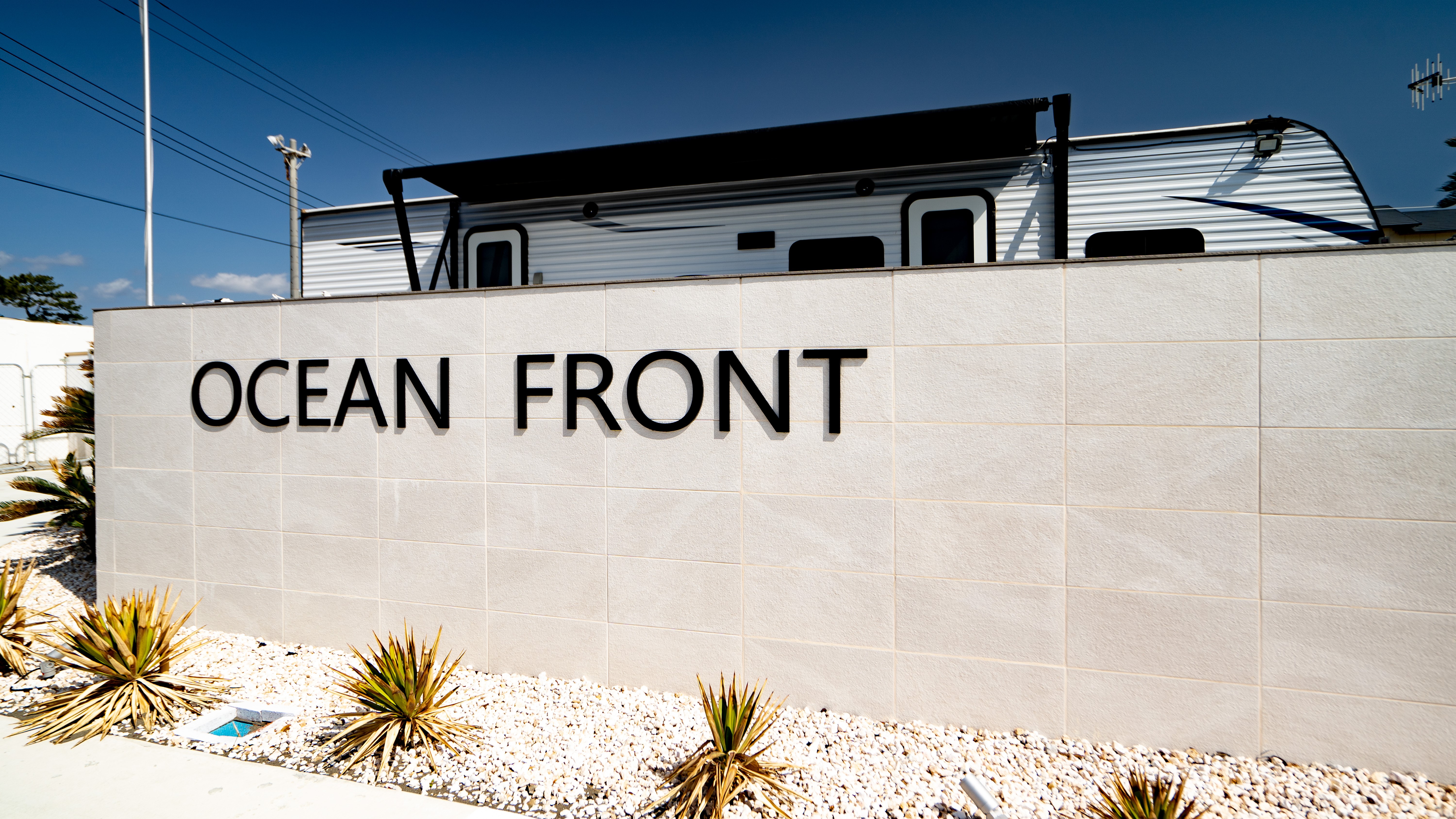 外観／「夕日海岸」として知られる北条海岸沿いのグランピング施設