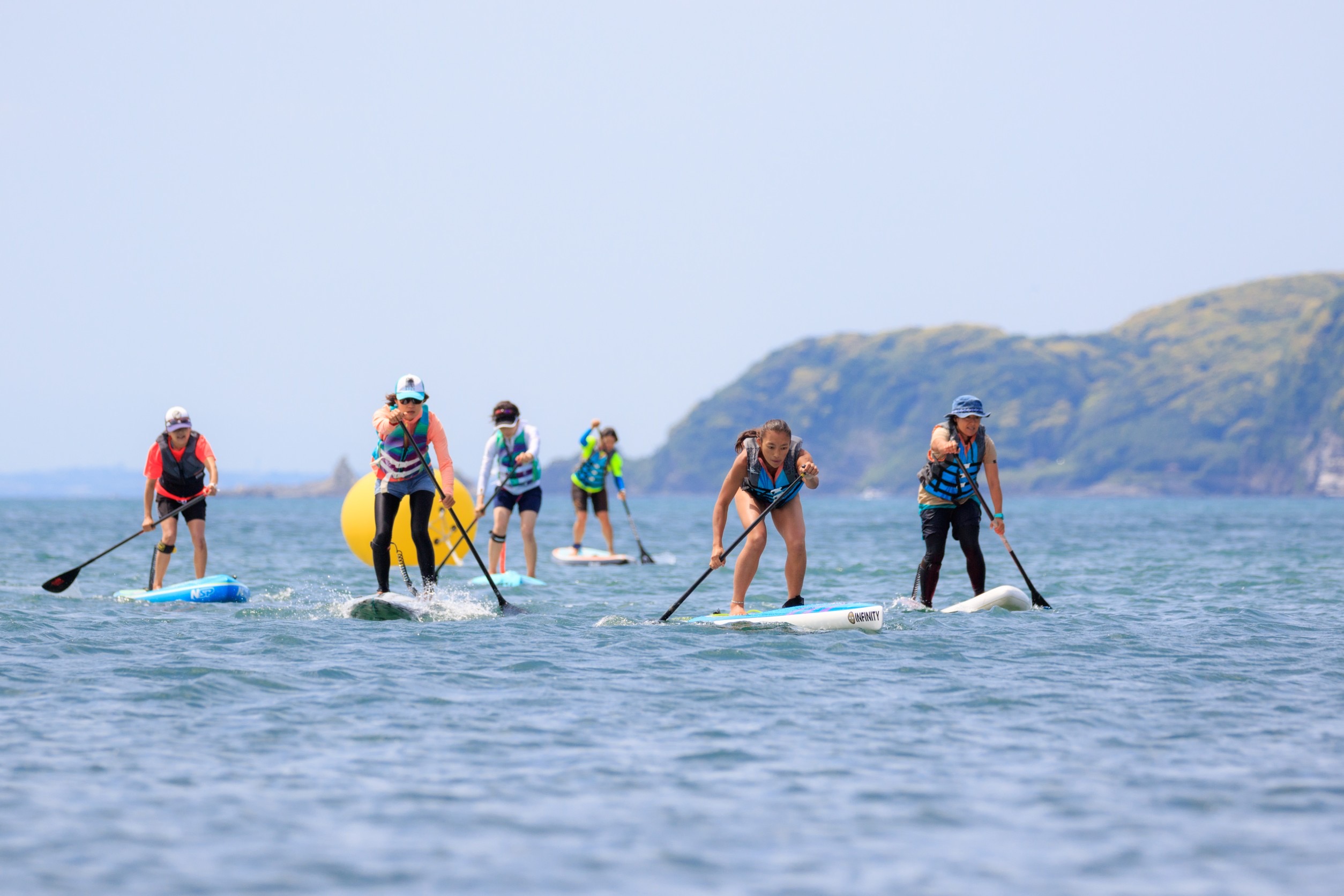 穏やかな館山湾ではSUPが盛んです。
