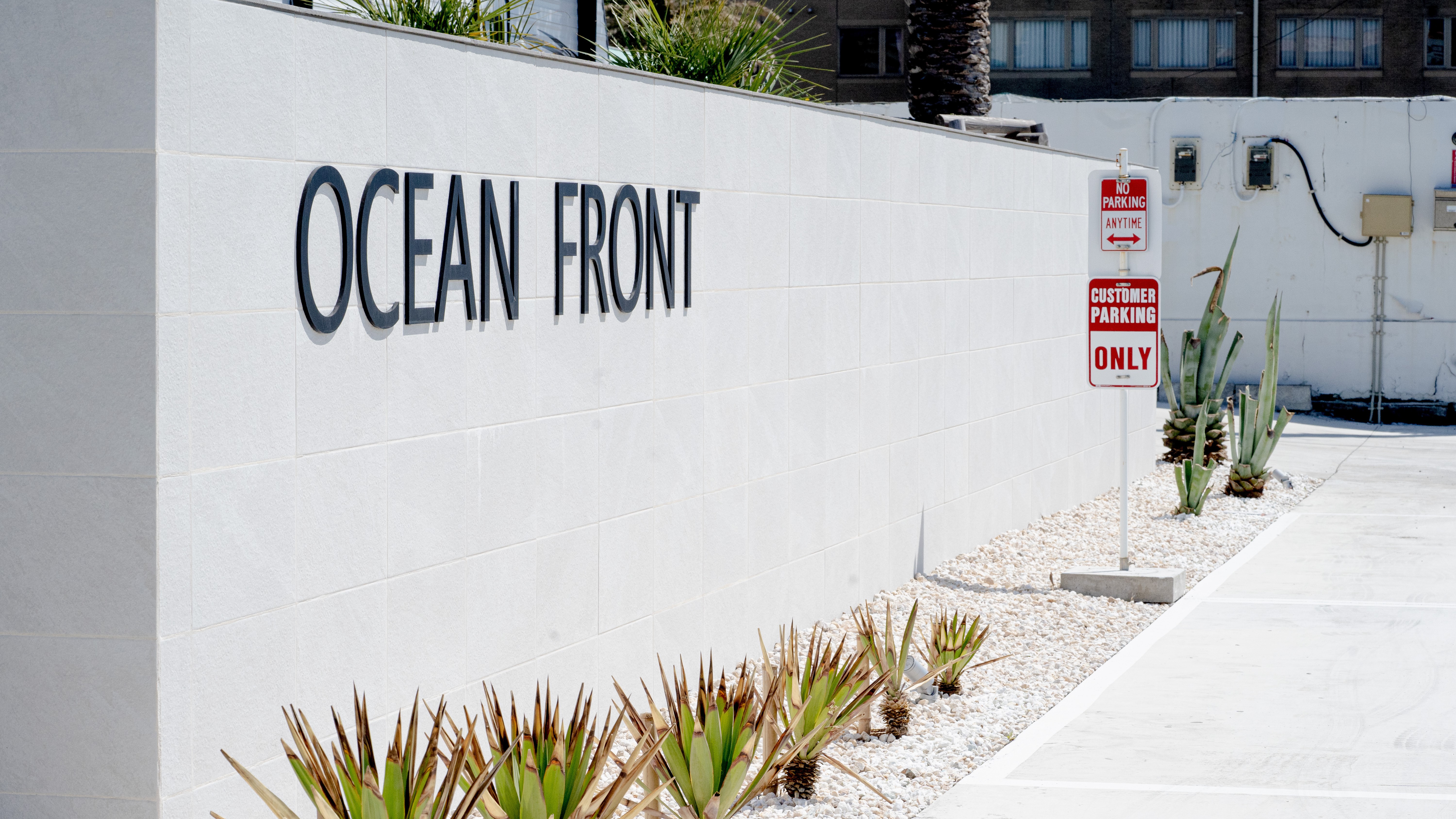 外観／海の目の前に約20畳（32㎡）のデッキを備えています