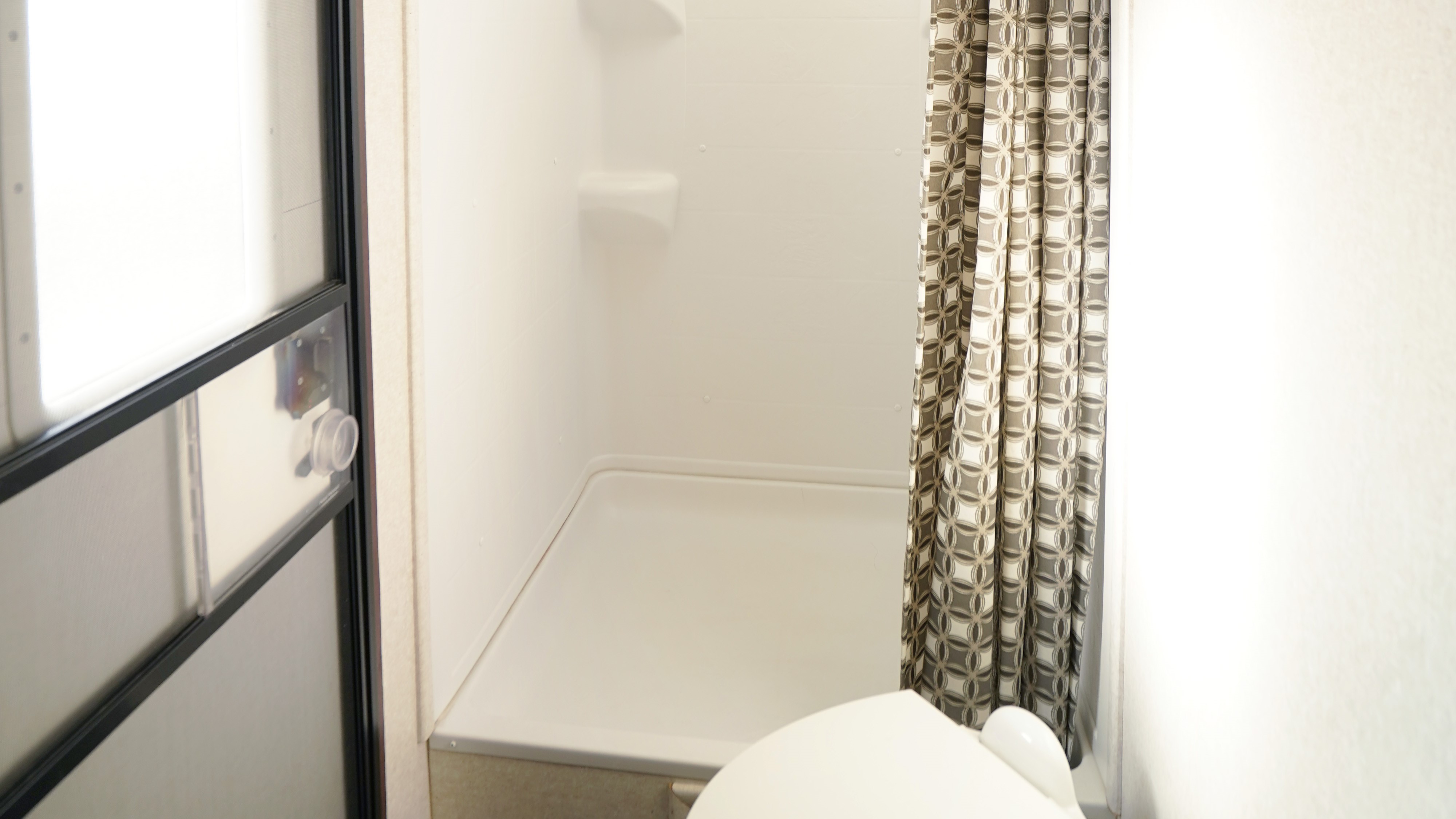 【TRAILER-A】ジャグジー付ヴィラ／トレーラー内にはシャワーブース・トイレも完備しています