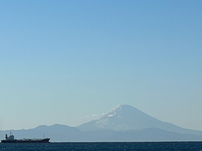 2014 1月1日　当施設デッキから館山湾越しに臨む富士山