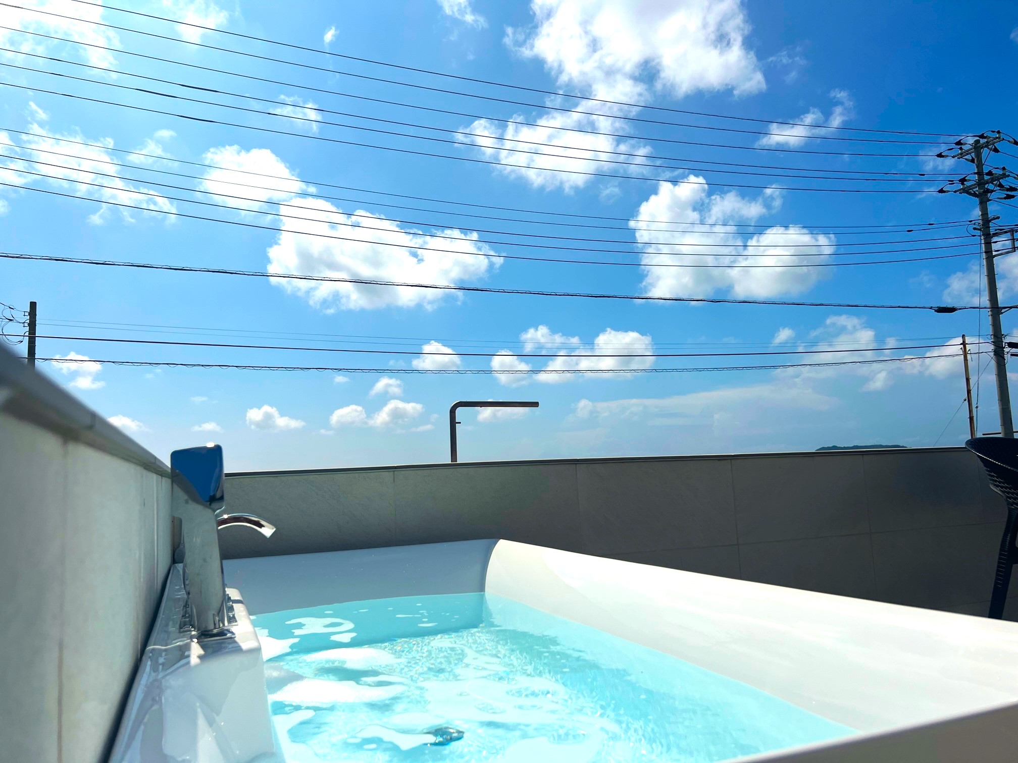 デッキにバスタブ完備しました。夏はプール代わりにもちろんお風呂として海を眺めながら至福のお時間を！！