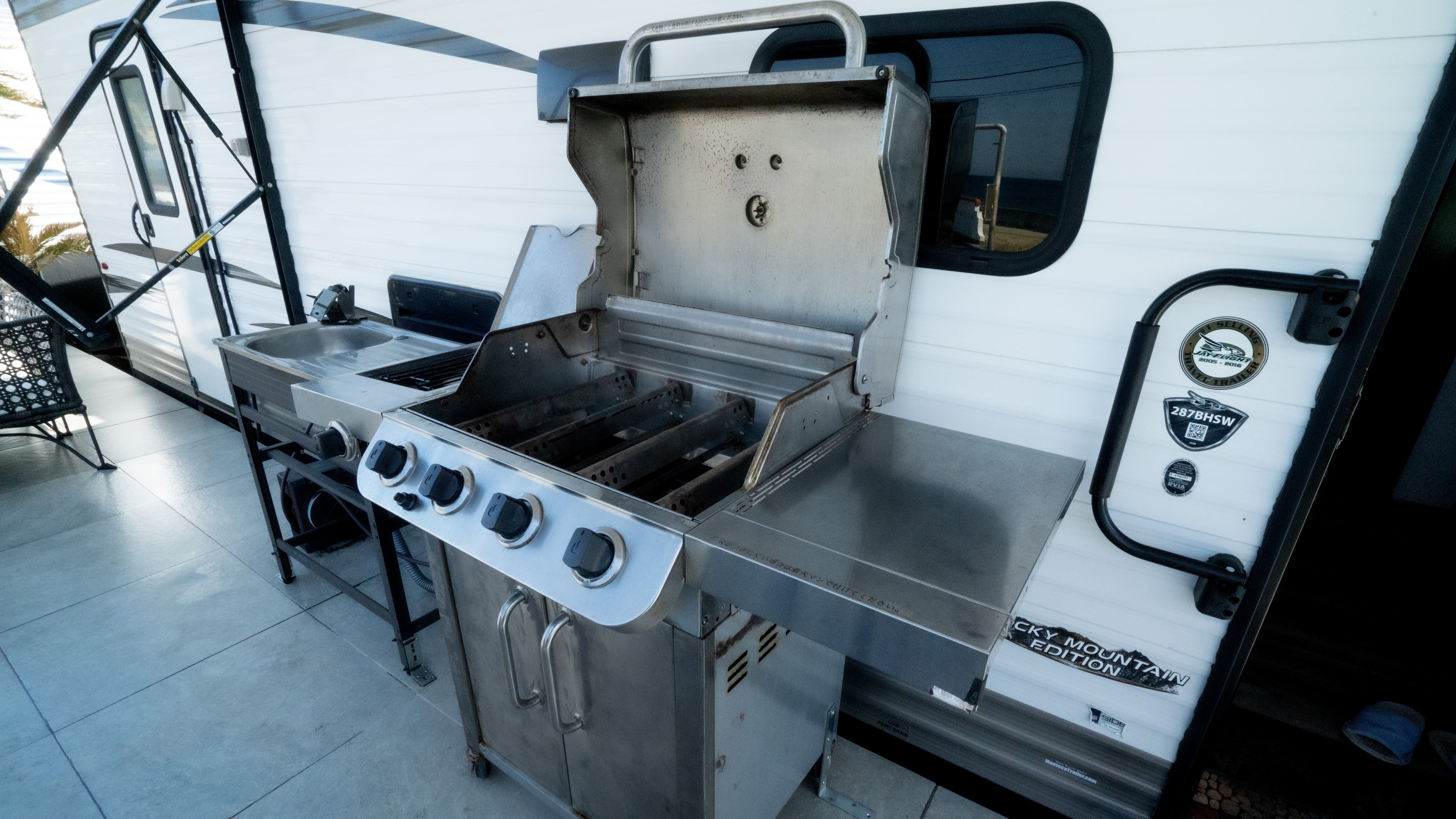 【TRAILER-B】スタンダードヴィラ／バーベキュー設備。海を眺めながらBBQを楽しめる（棟一例）