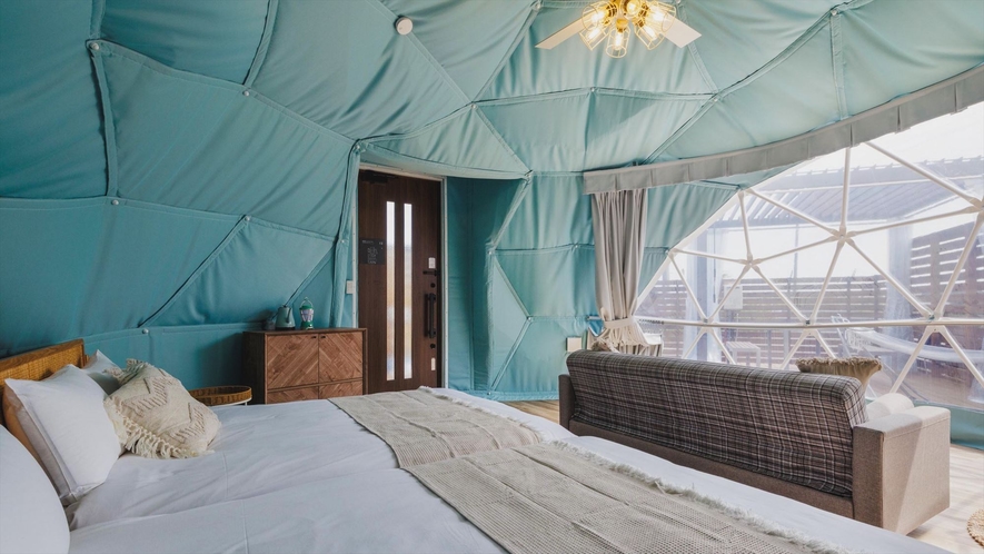 【ジオデシックドーム+トレーラーQ(クイーン)】ドーム型テントは冷暖房完備で快適にご滞在いただけます