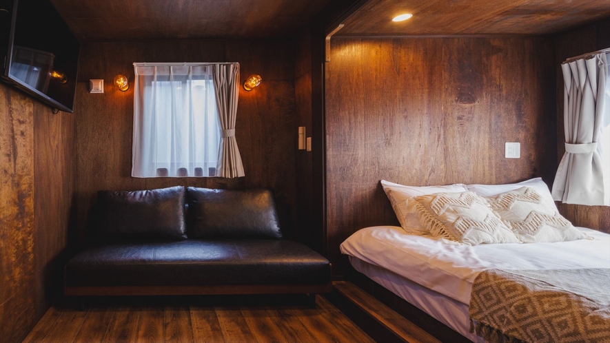 【トレーラーQ(クイーン)】独立したトレーラー型の客室。3名様までご宿泊可能です。