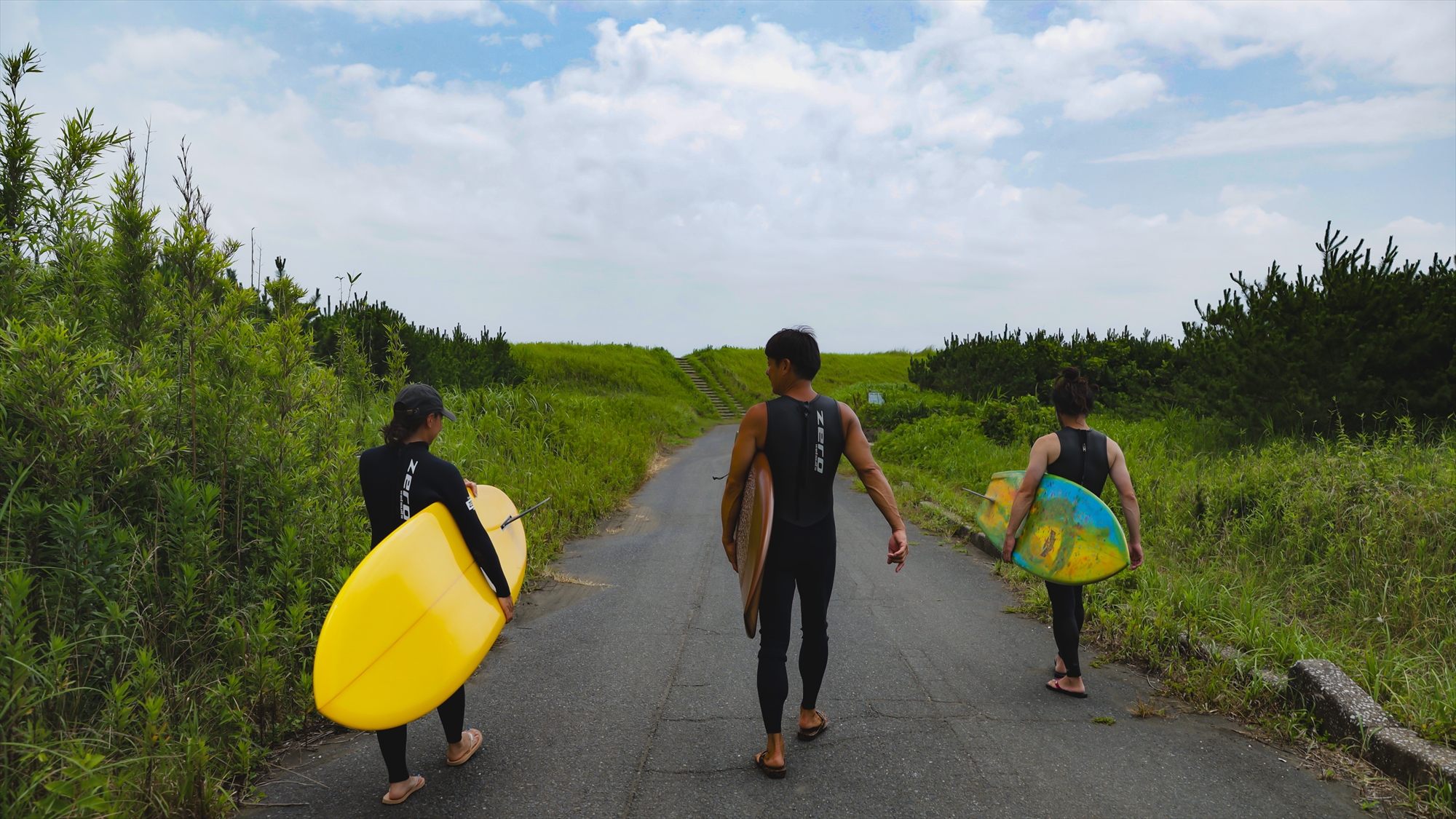 【Image／Surfing】東浪見海岸までの道も潮風に当たりながら気持ち良い散歩コースです♪