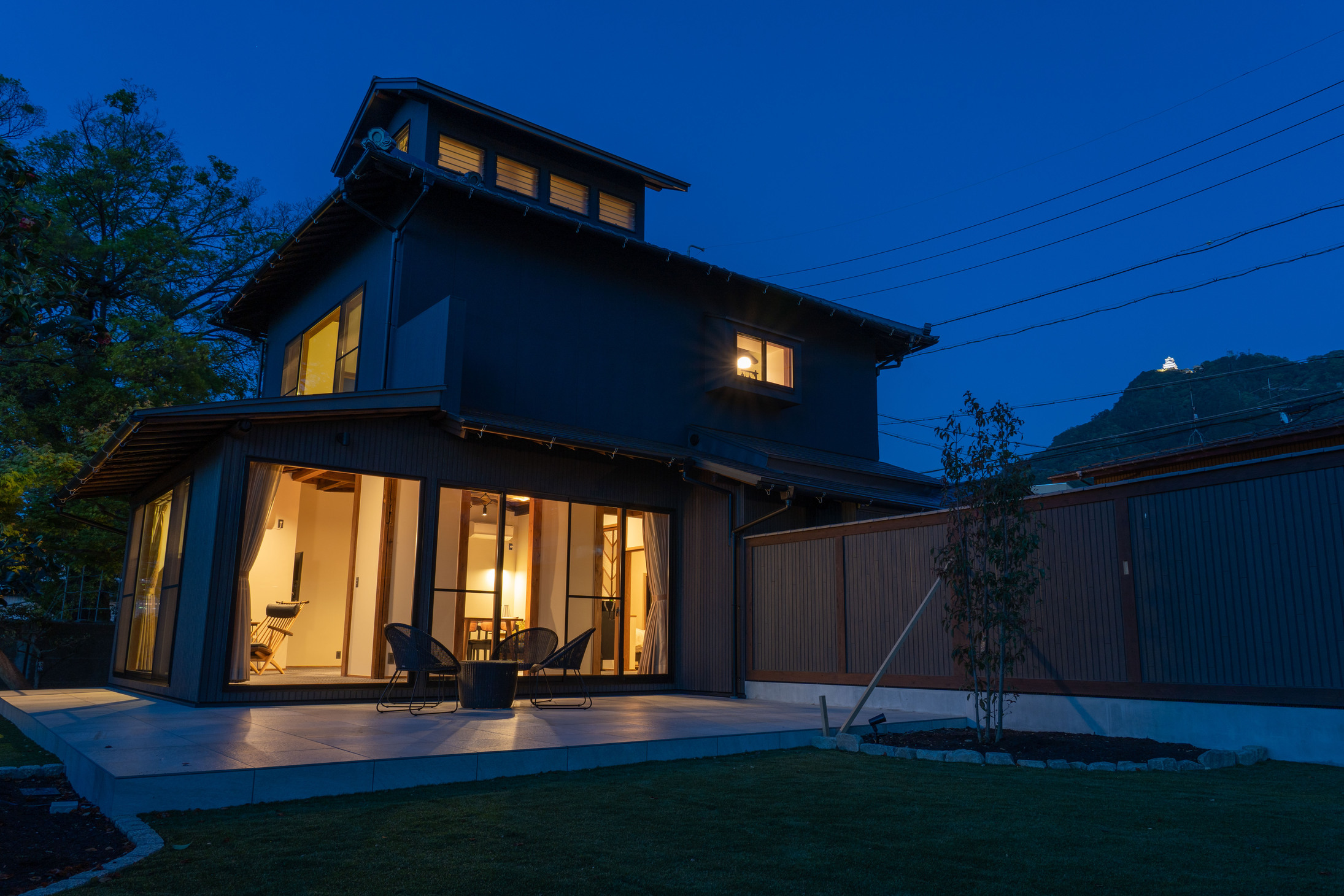 燕（つばめ）夜の外観