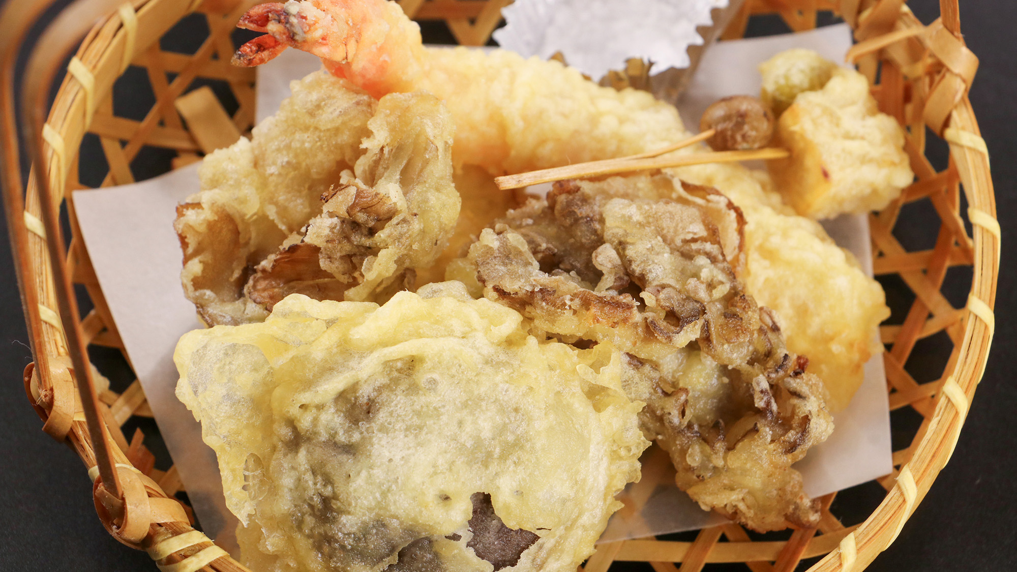 #秋の夕食一例　秋香る舞茸やしいたけ、海老も揚げたての天ぷらに