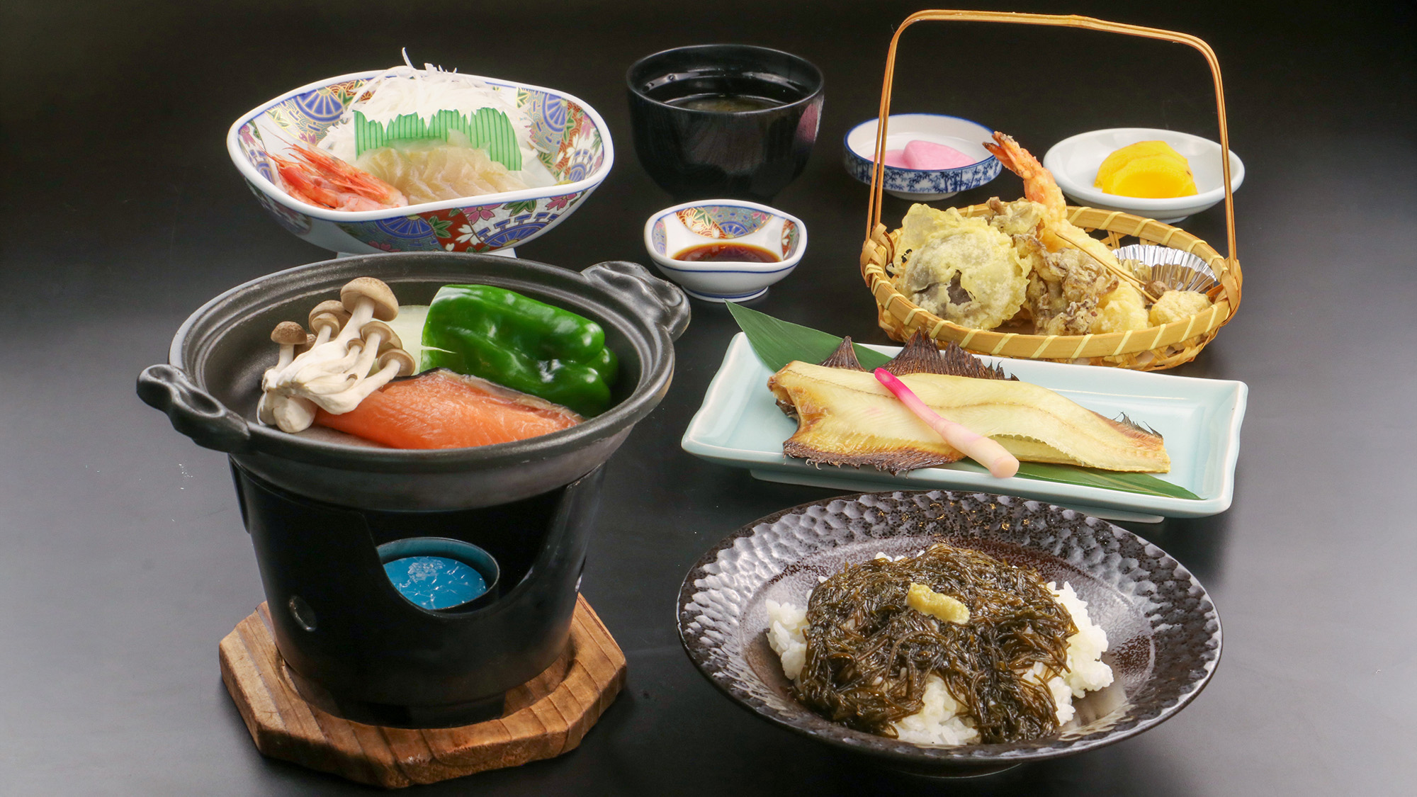 #秋の夕食一例　モズク丼や秋鮭の陶板焼きまで、地元食材を堪能できる夕食