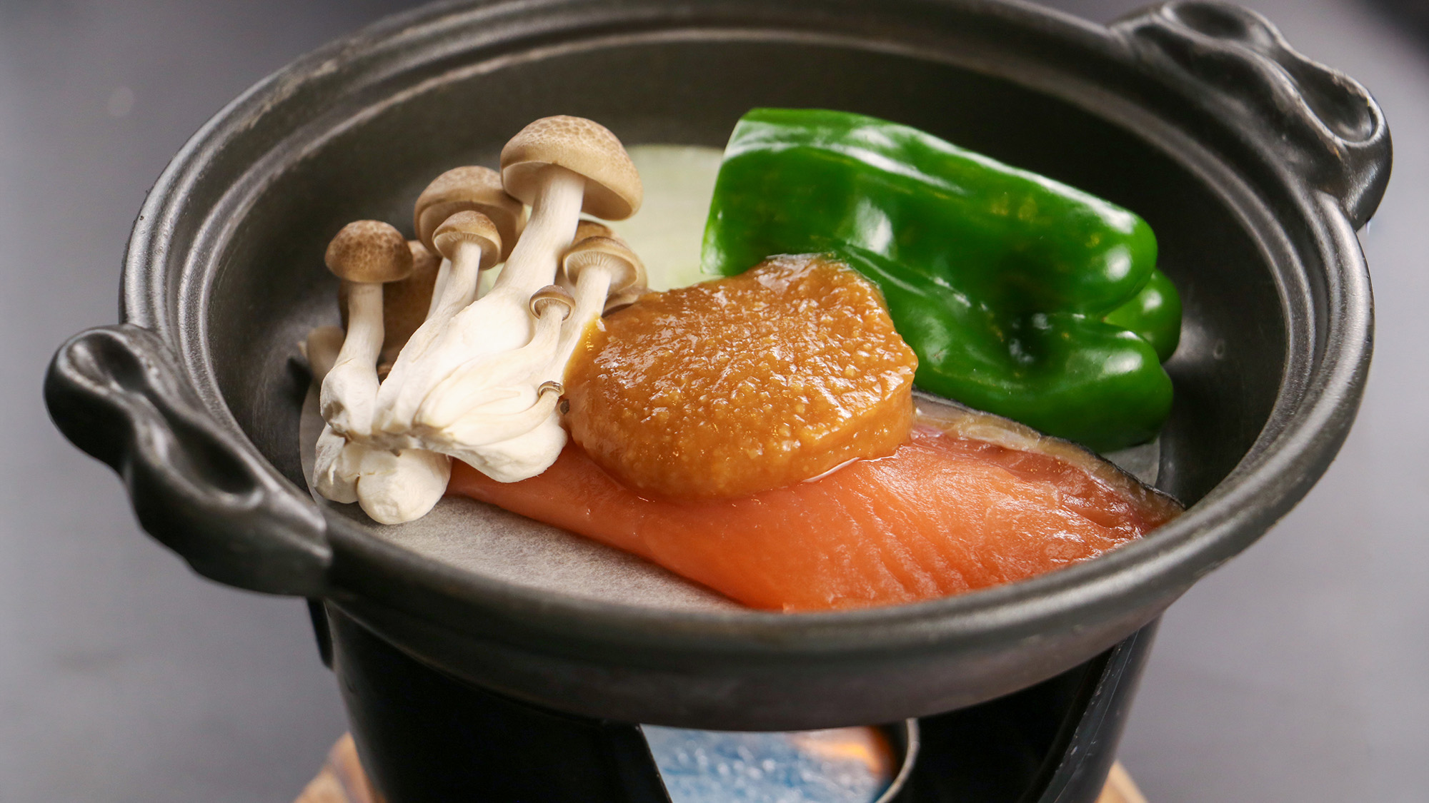 #秋の夕食一例　秋鮭と野菜を自家製味噌で香ばしく焼き上げた陶板焼き