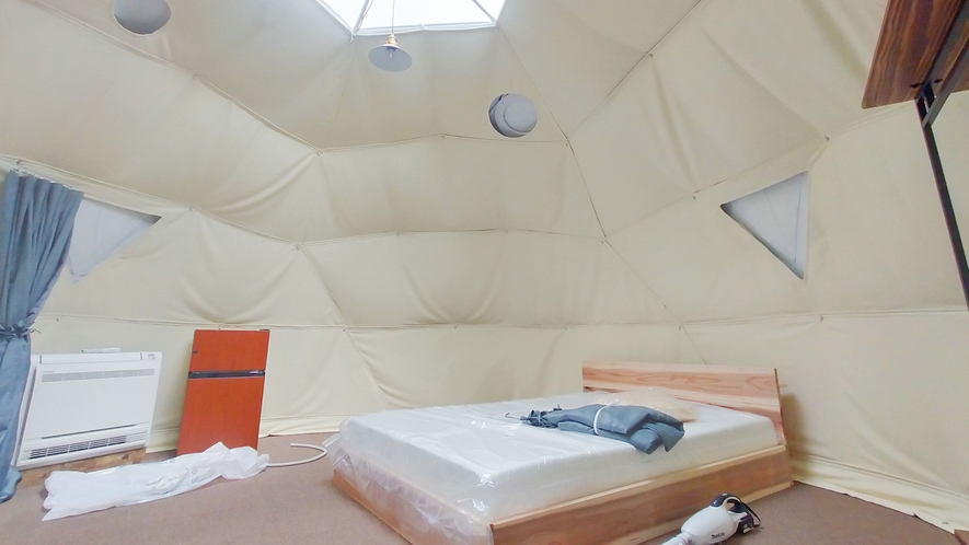 ・【ドーム型テント】室内は白を基調としたとても広い清潔感のあるお部屋です