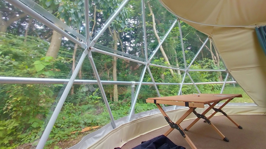 ・【ドーム型テント】広々とした透明の窓が特徴的です