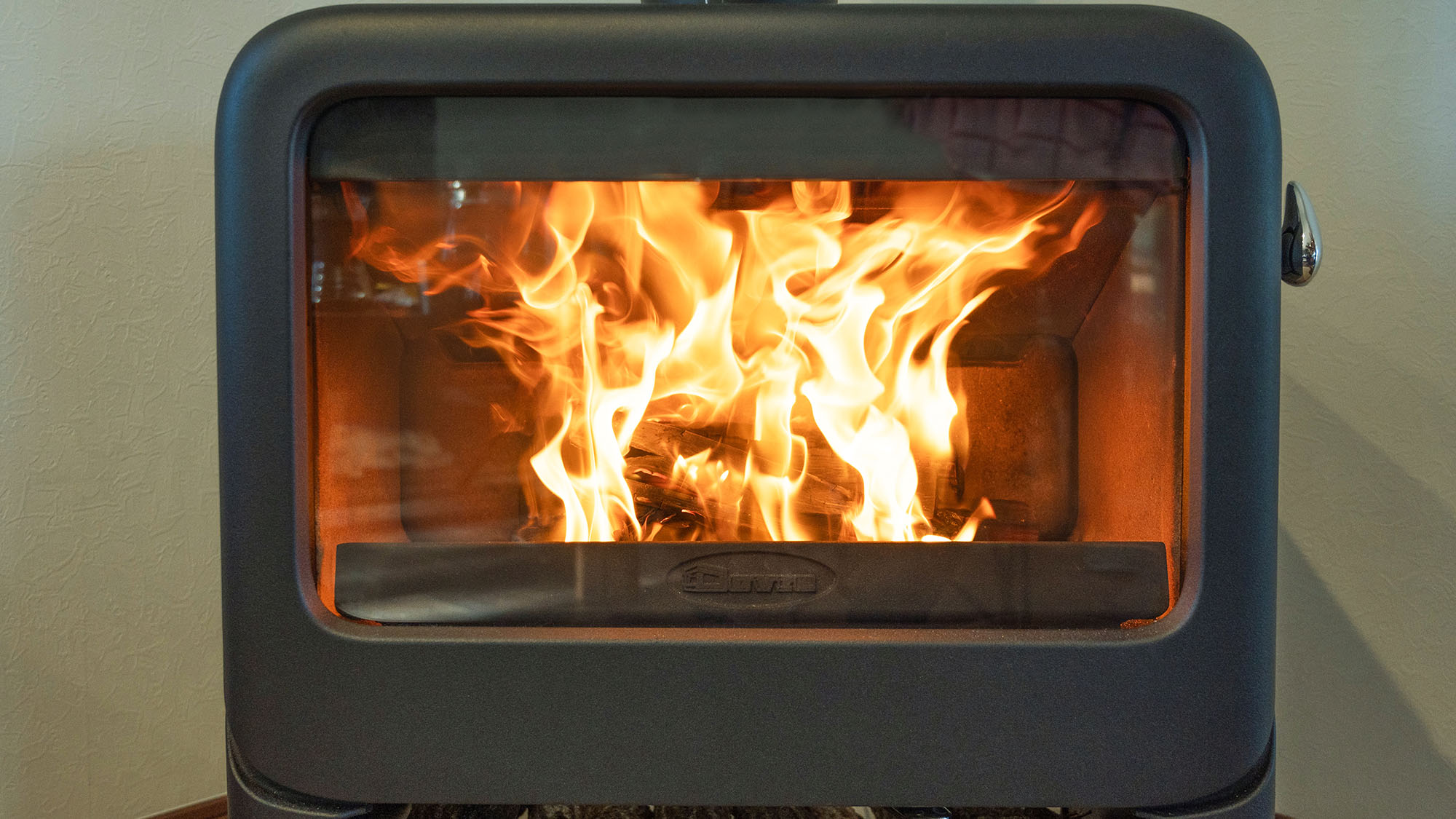 ・【暖炉】炎の光と音でリラックスできる薪ストーブ