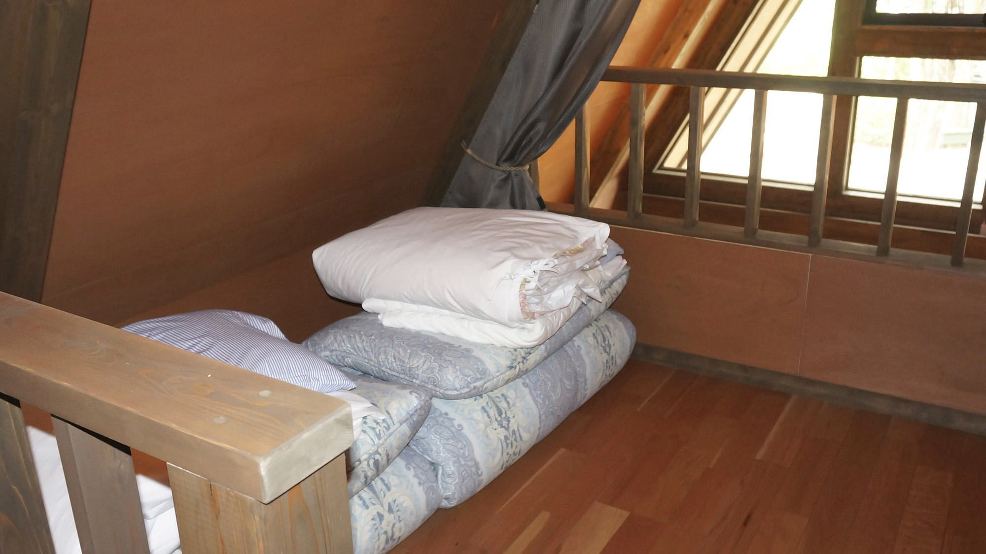 ・【吹き抜けタイプ／寝室】お布団を敷いてお休みください。屋根裏の様な空間にワクワクします