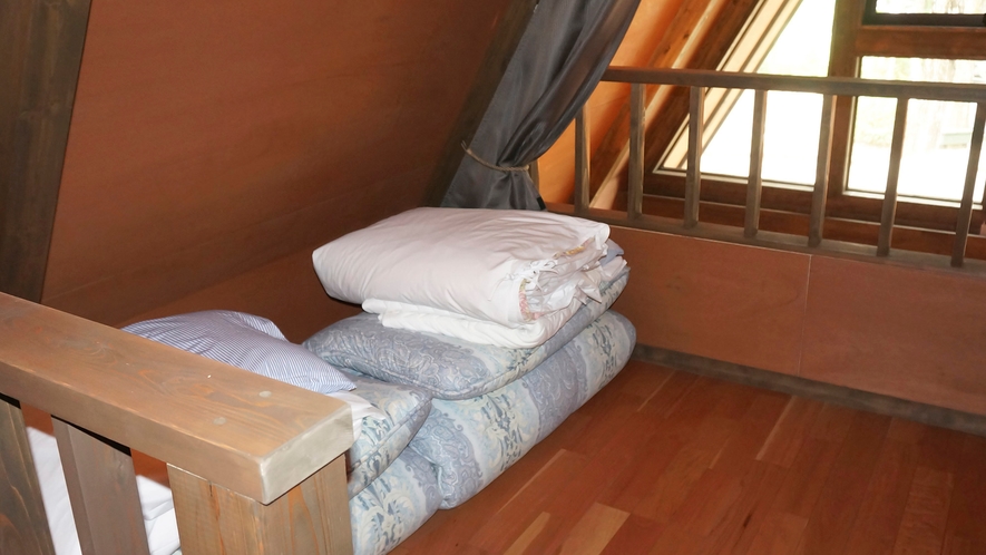 ・【吹き抜けタイプ／寝室】お布団を敷いてお休みください。屋根裏の様な空間にワクワクします