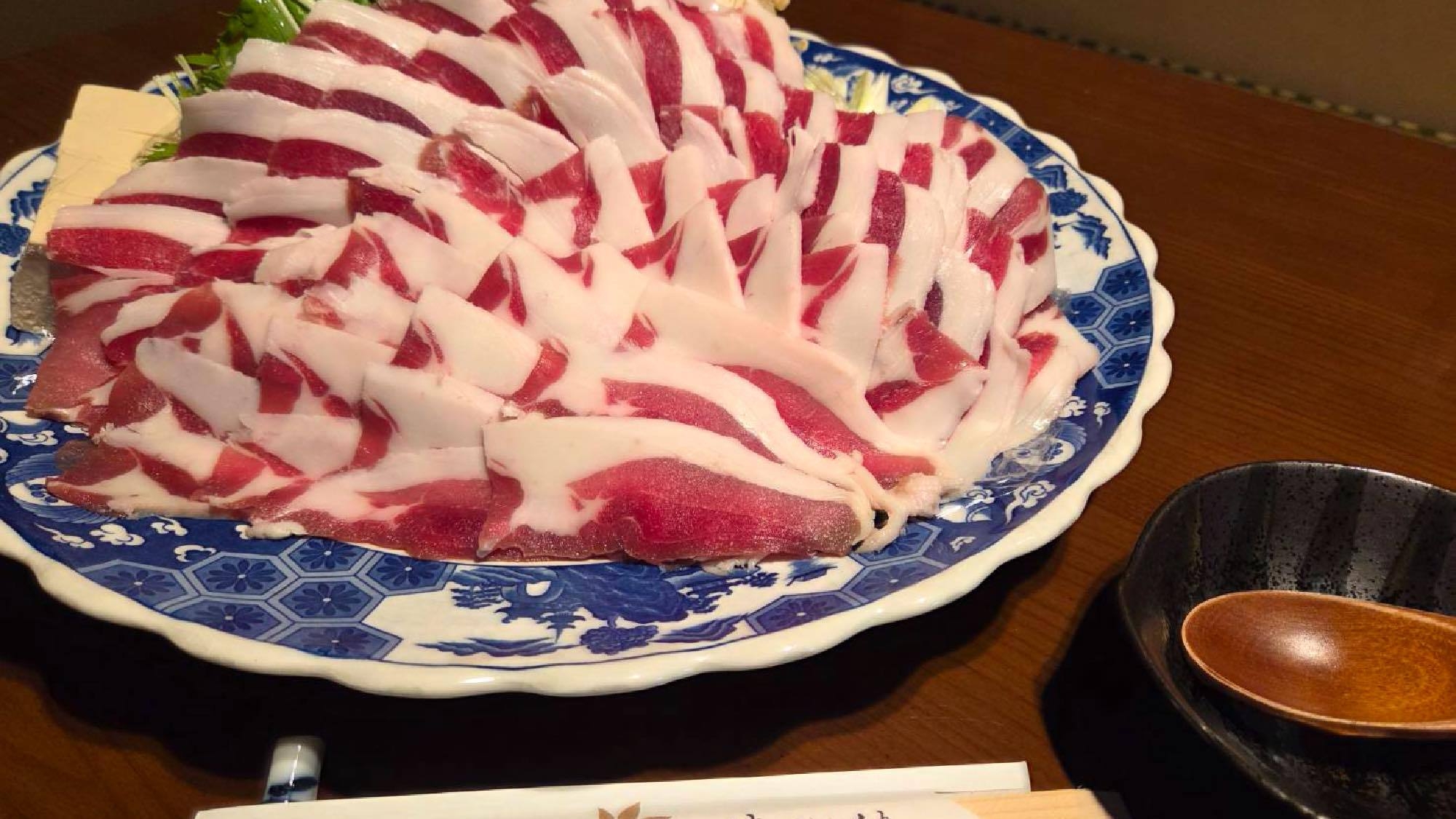 【ぼたん鍋コース】創業85年の伝統料理 A5ランク猪肉｜夕食は地域名店で食すコラボプラン｜一泊二食付