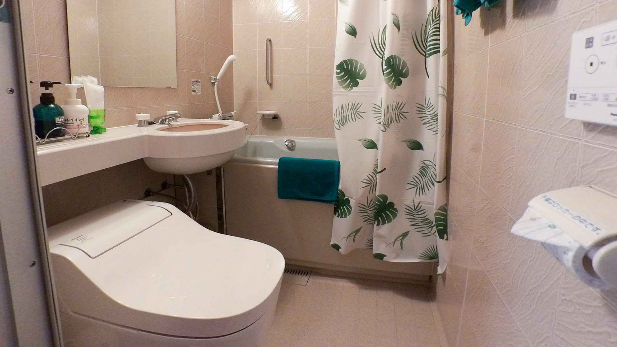 ・【バスルーム】温水洗浄機能つきトイレがある清潔なバスルームです。