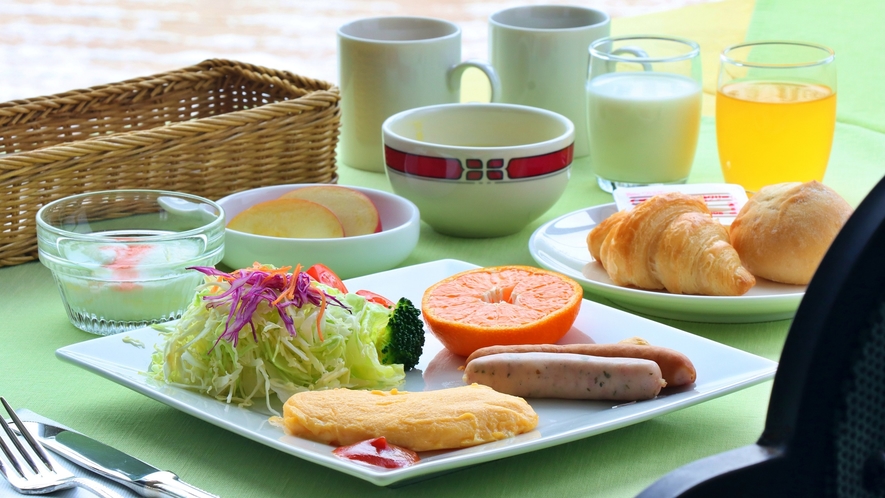 ■朝食_メインは洋食。白樺湖と車山を眺望するレストランで