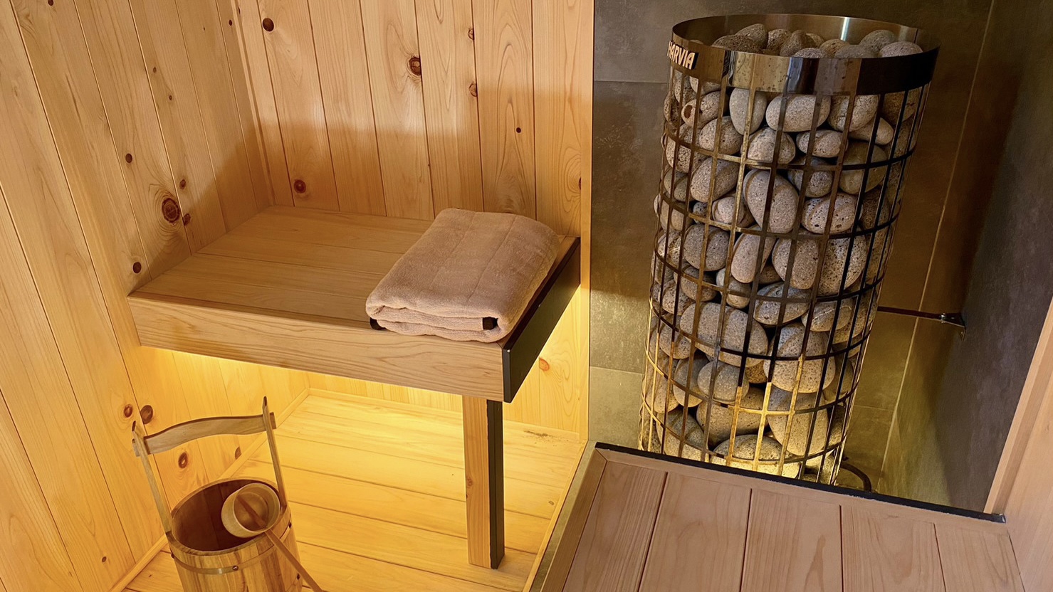 【石庭】総檜のサウナ室には超高熱度の本格的フィンランド製harviaサウナストーブを採用。