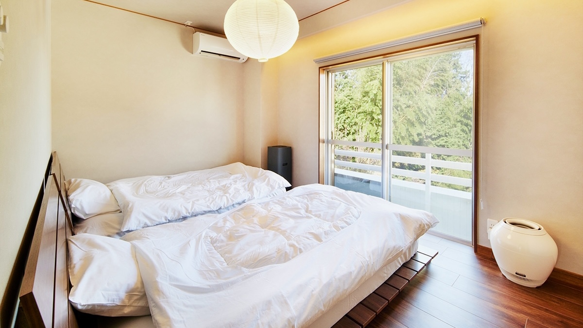 【天上】寝室はセミダブルベッド２台のお部屋です。BALMUDAの加湿器、空気清浄機を設置しております