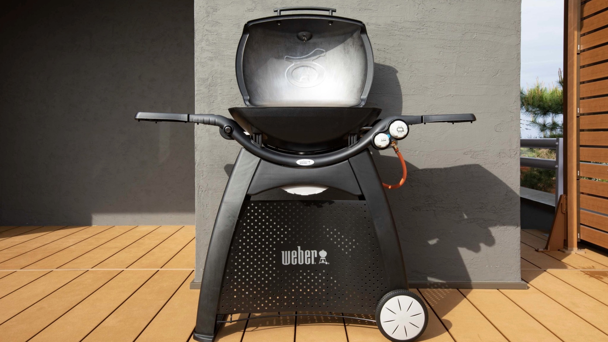 【天上】ウッドデッキでBBQをお楽しみいただけます。火力が自慢のweber製ガスグリルです。