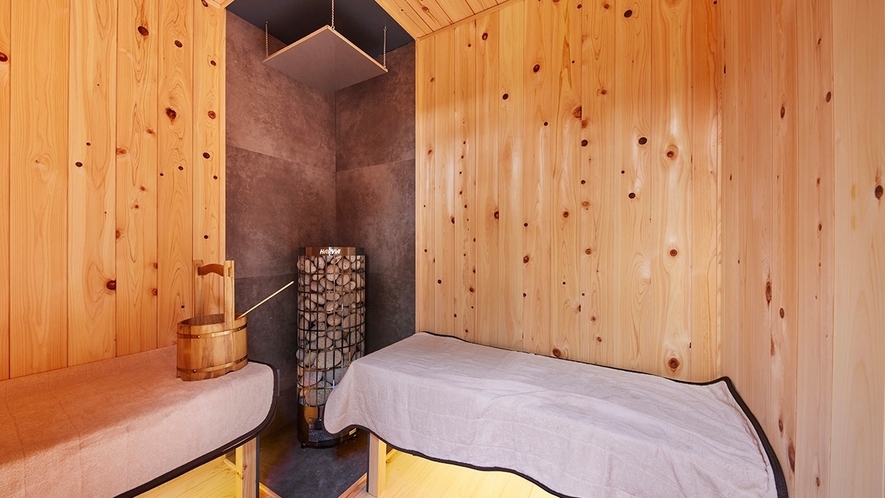 【天上】総檜のサウナ室。超高熱度の本格的フィンランド製harviaサウナストーブを採用しております。